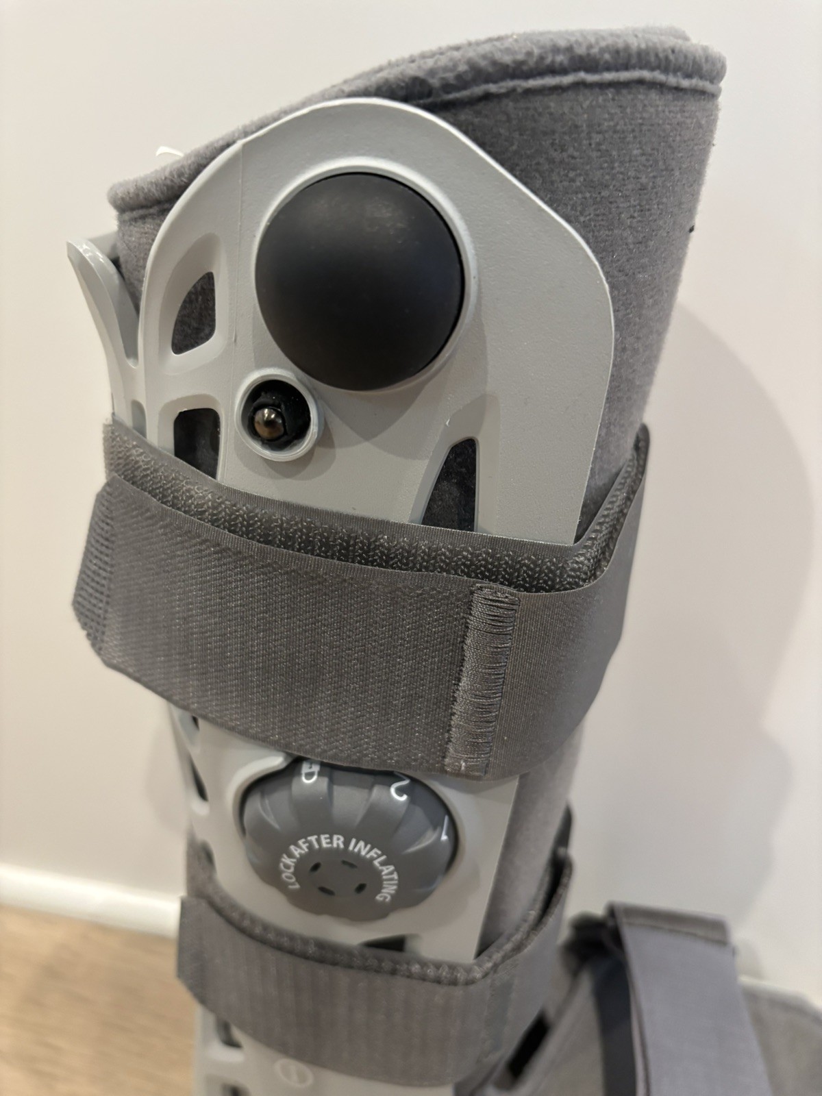 Aircast Walking Boot Size Medium – SoftStrike Pneumatic Walker Brace – EUC