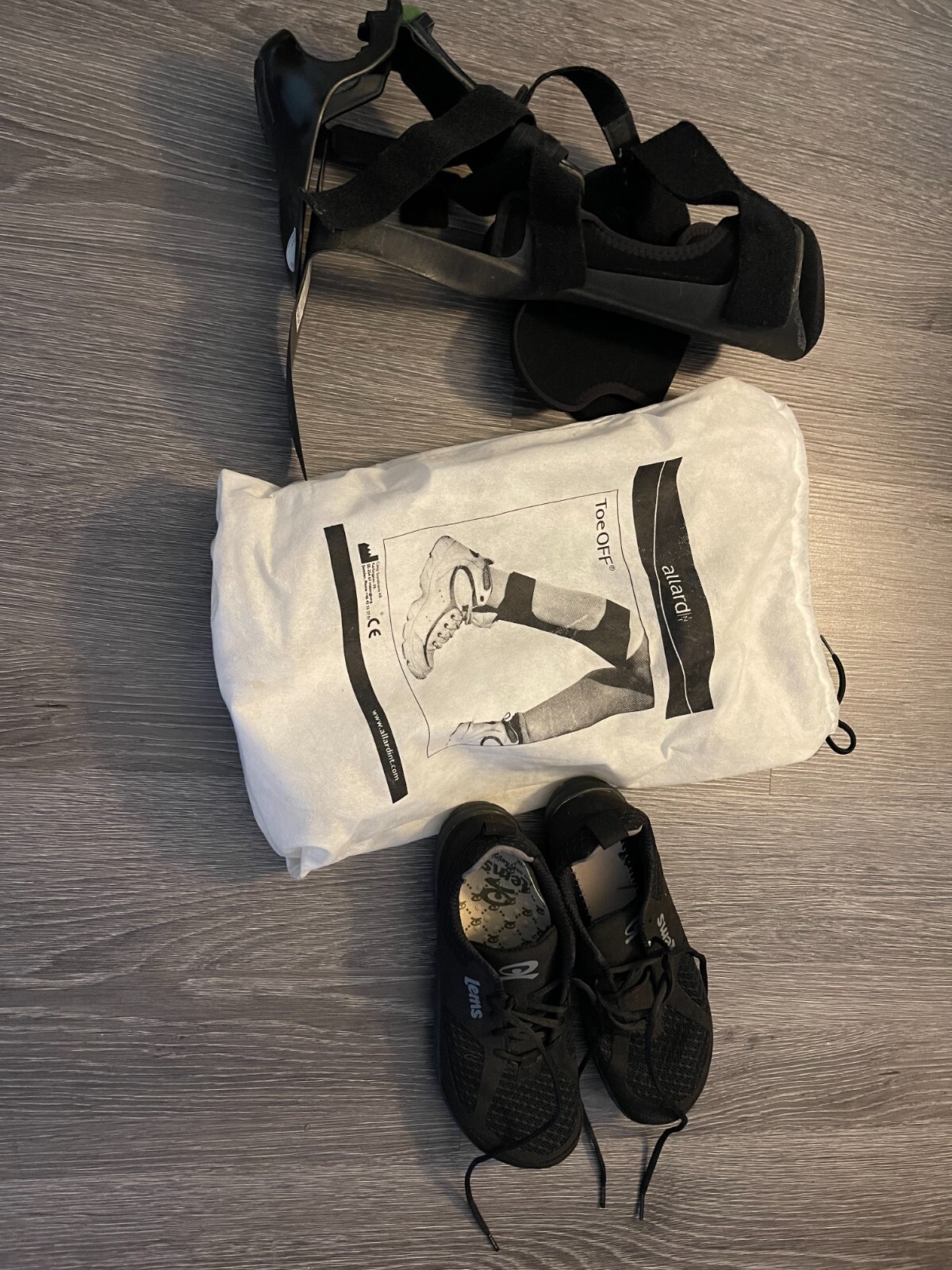FootDrop brace right w/ two shoes (brace is for right foot ) size 8 1/2 womens