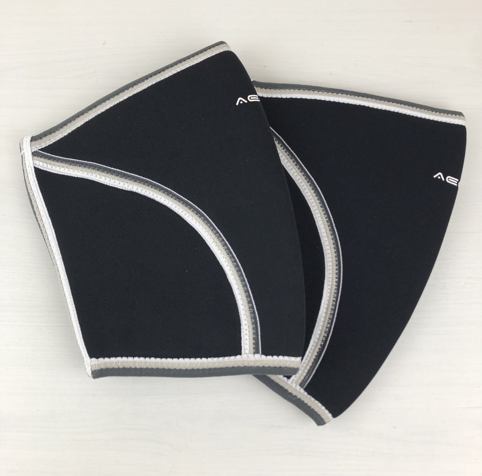 AEOLOS Knee Sleeves – Fitness Knee Support – XL – Black – 1 Pair – Brand New