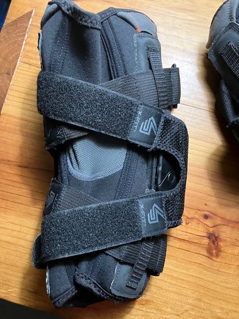 Shock Doctor 875 – *MEDIUM SIZE* – Hinged Knee Brace – *Level 3 Ultimate Support
