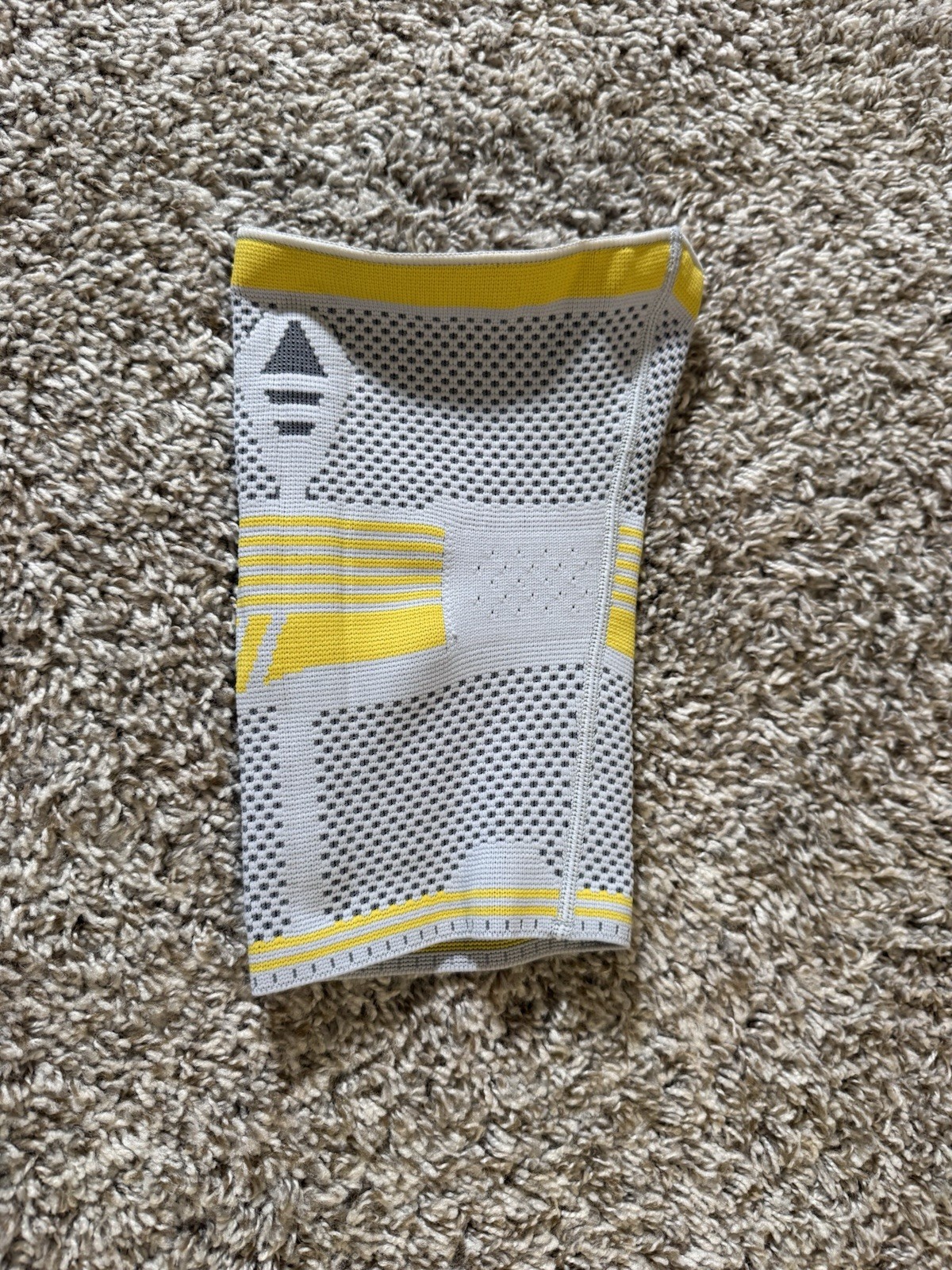 BRACOO Knee Compression Sleeve Support Brace Gray Yellow Size Medium M NWOT New