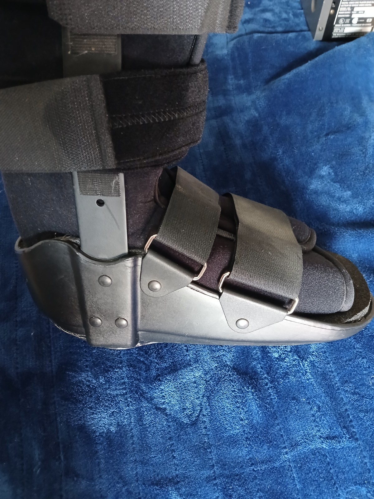 DonJoy MaxTrax Air Ankle Walker Brace Inflatable Walking Boot (Medium)