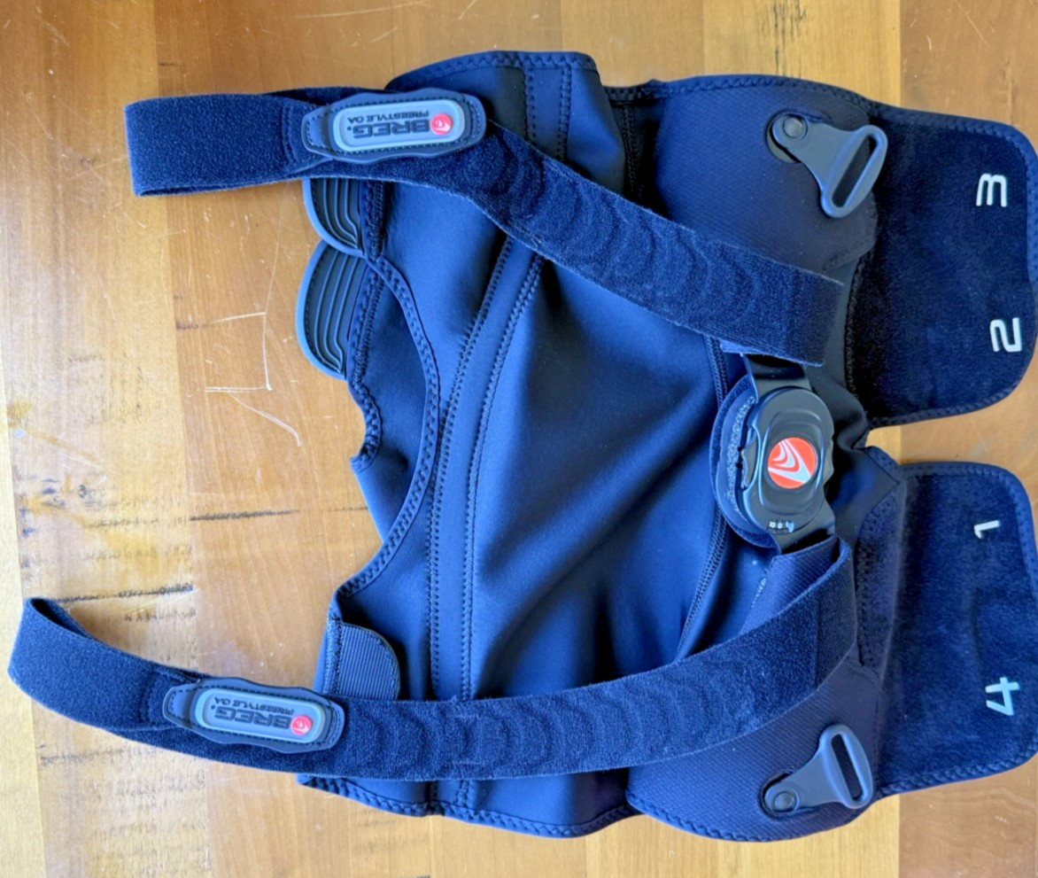 NEW: Breg Freestyle Medial OA MED RT Lateral Brace Right Knee 11773