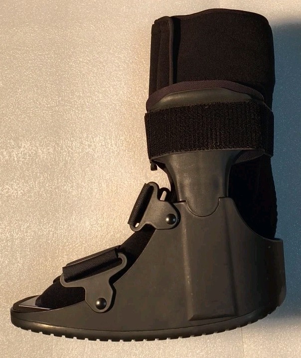 United Ortho Short Air Cam Walker Fracture Boot, Small USA 14113 Black