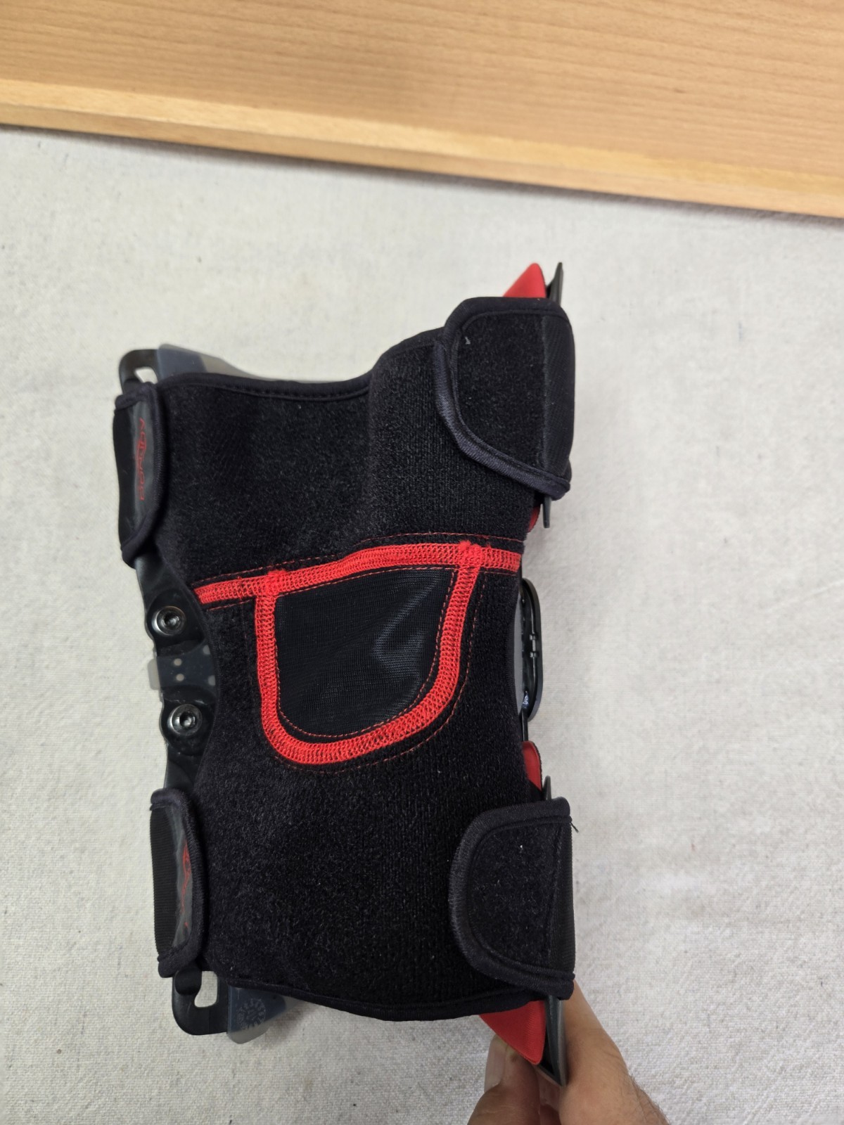 DonJoy Reaction Web Knee Support Brace Medium (Medial Right / Lateral Left)