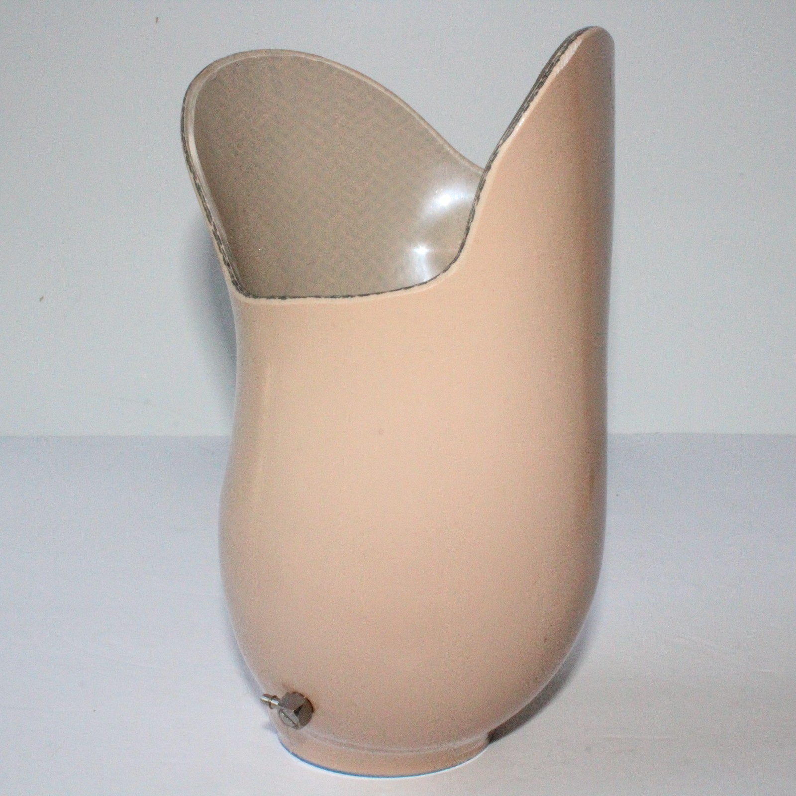 BELOW-KNEE PROSTHETIC SOCKET w/ EVOLUTION VMP-001 DISTAL BASE + VACUUM VALVE