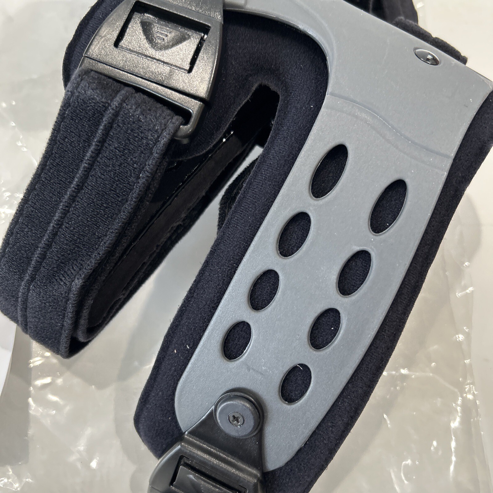 ARYSE Right Knee Brace Metforce OA Adjustable Universal Size Black