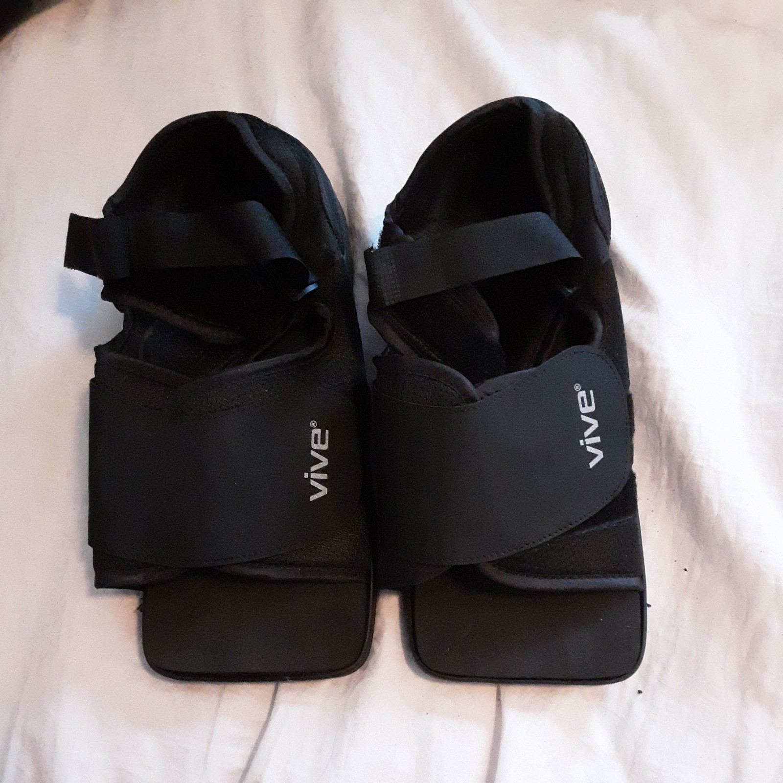 Vive Healing Shoes, Pair of Medical-Surgical Shoes, M, Black, Square Toe