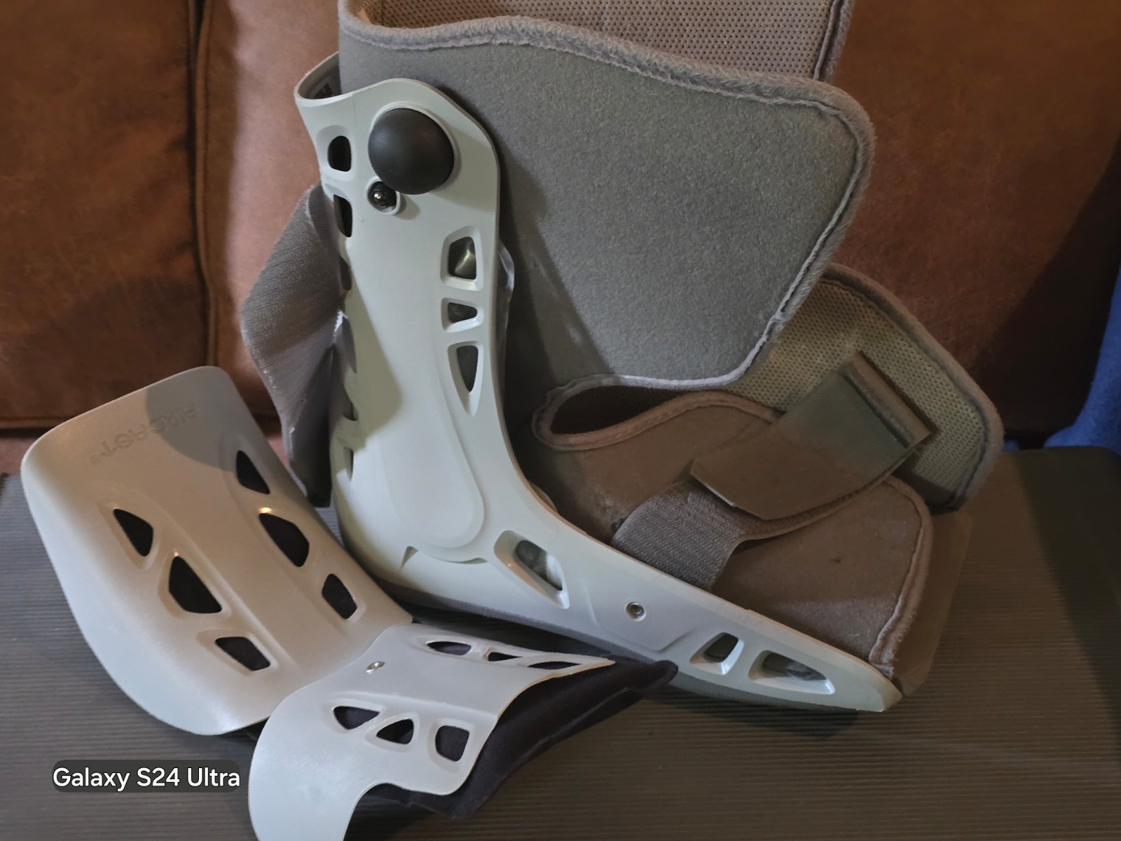 AirCast Walking Boot Size Large / Short. easy access for an individual