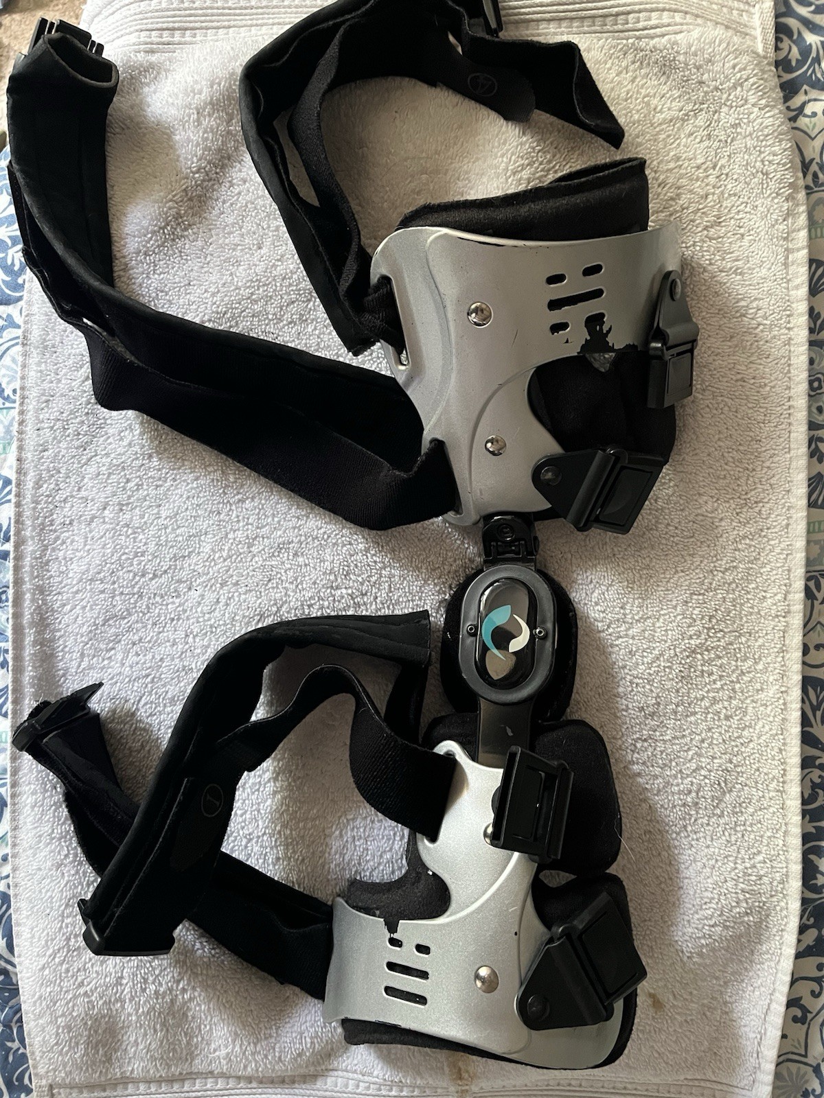 Adjustable Hinged Knee Brace Stabilizer Support w/ Straps One Size Black/Gray.