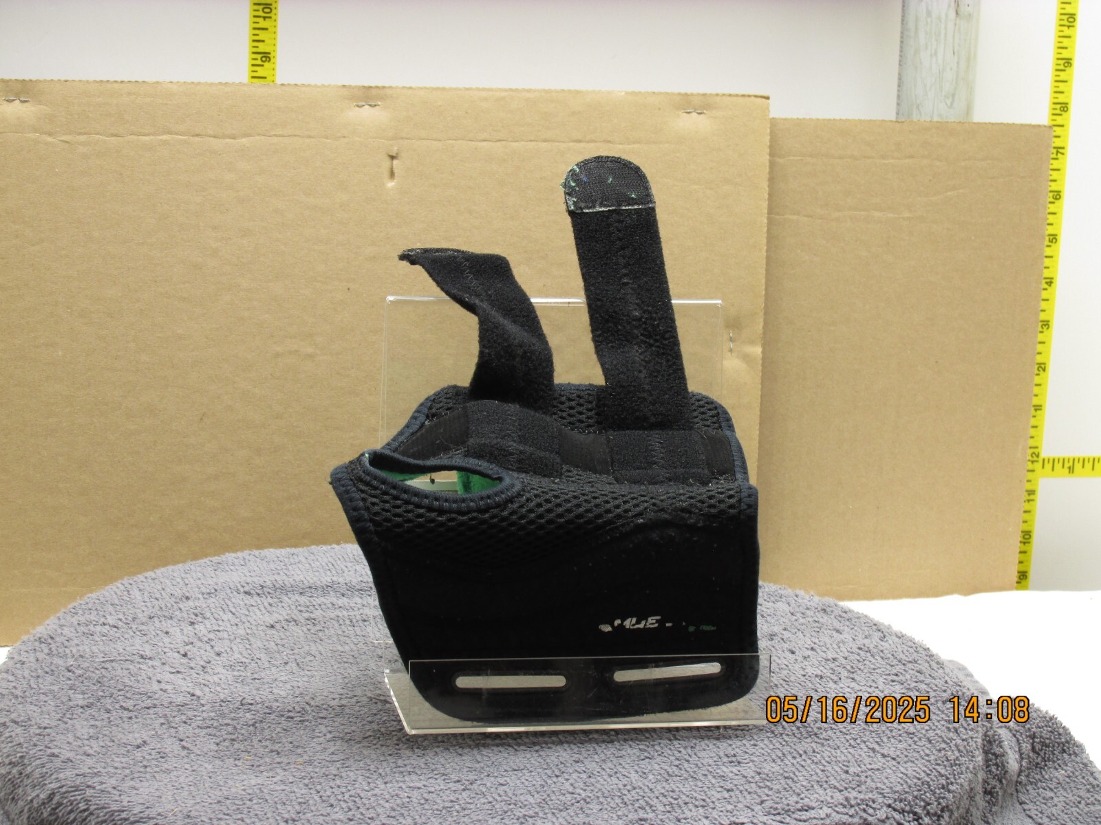 The listing is:(1)Green Fitted Wrist Brace, Left Hand, Unisex,One Size Fits Most