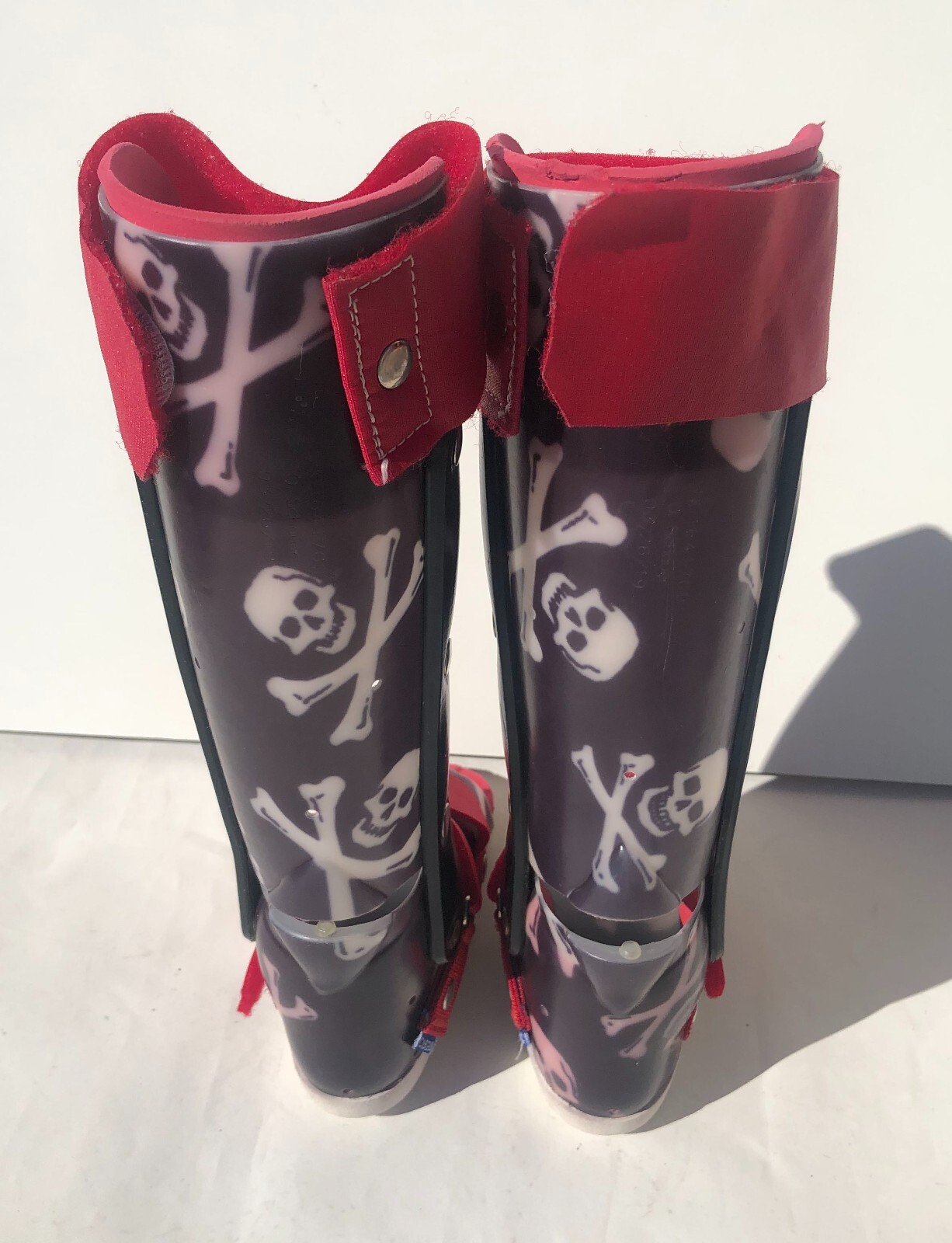 Cascade Hinged Leg Braces Left & Right Kids Black Red Skull Pirates