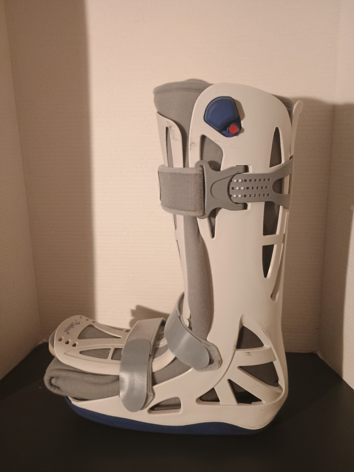 DeRoyal MEDIUM Full Shell Walker Boot w/Air Pumps – Stabilization