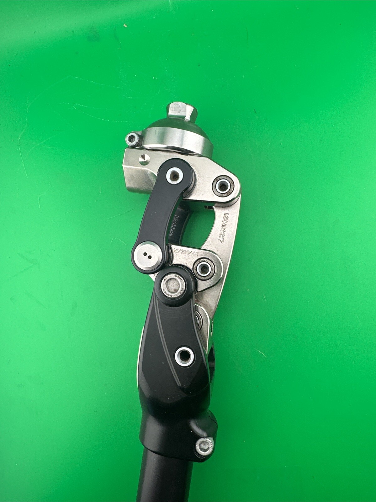 Ossur 1900 Prosthetic Knee. Comes W/ Pylon & Threaded Top Adapter