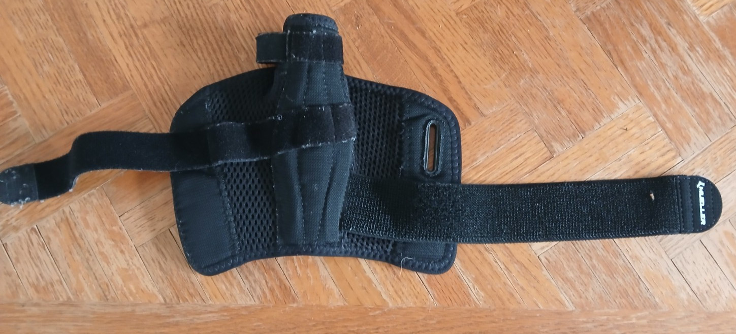 Mueller Sports Medicine Reversible Thumb Stabilizer, Black, One Size Fits Most