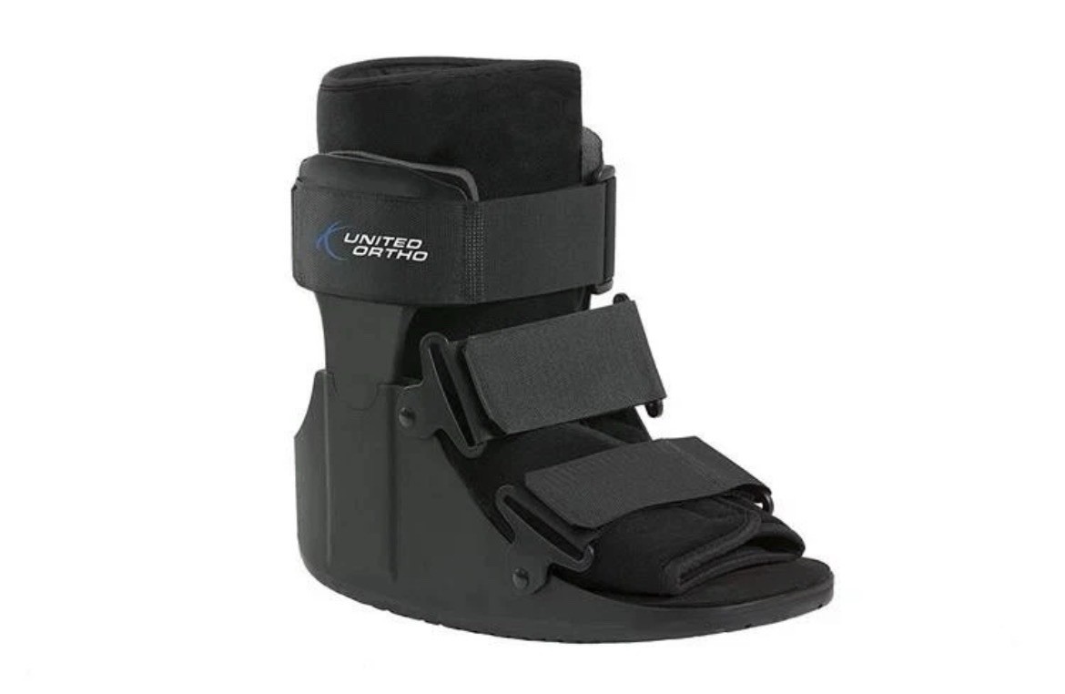 United Ortho USA14013 Short Cam Walker Fracture Boot, Small, Black