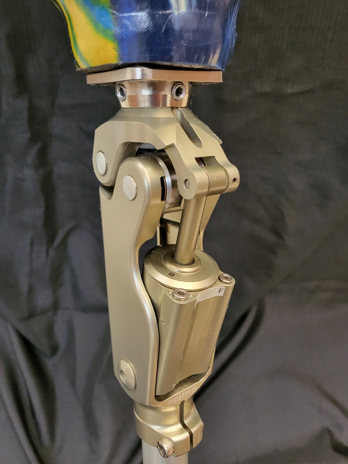 PROSTHETIC LEG, PNEUMATIC SINGLE AXIS WEIGHT-ACTIVATED LOCK KNEE, CARBON FIBER