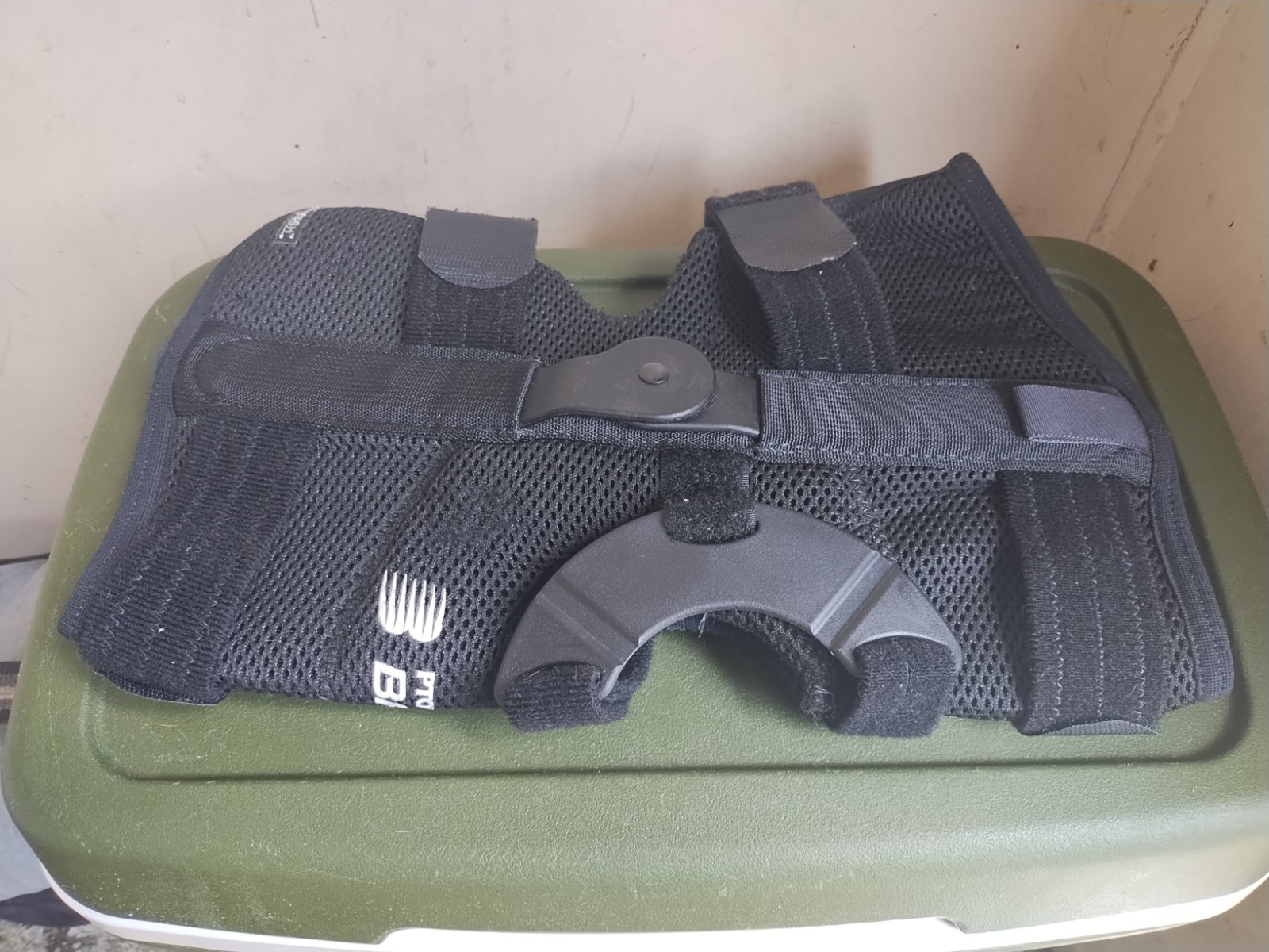 BREG (14201) Knee Brace Patellar Tracking Orthosis Size Large Right Side AirMesh