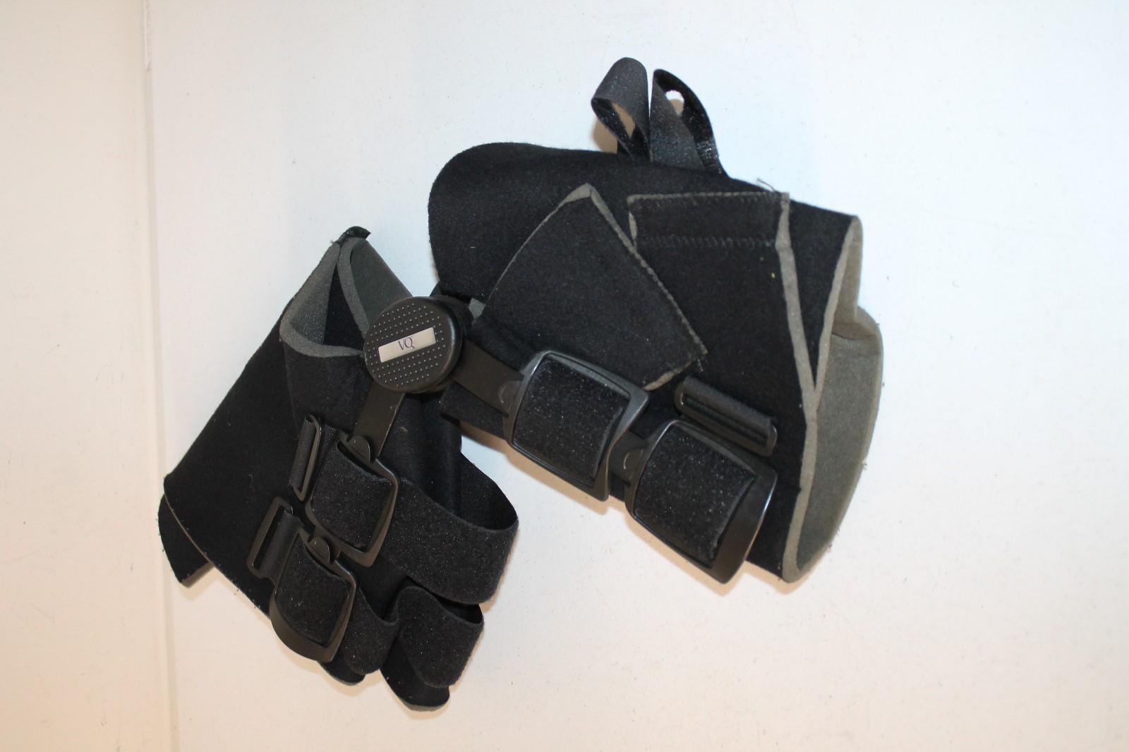 VQ Orthocare Black Hinged Knee Brace With Cushion Ligament Support