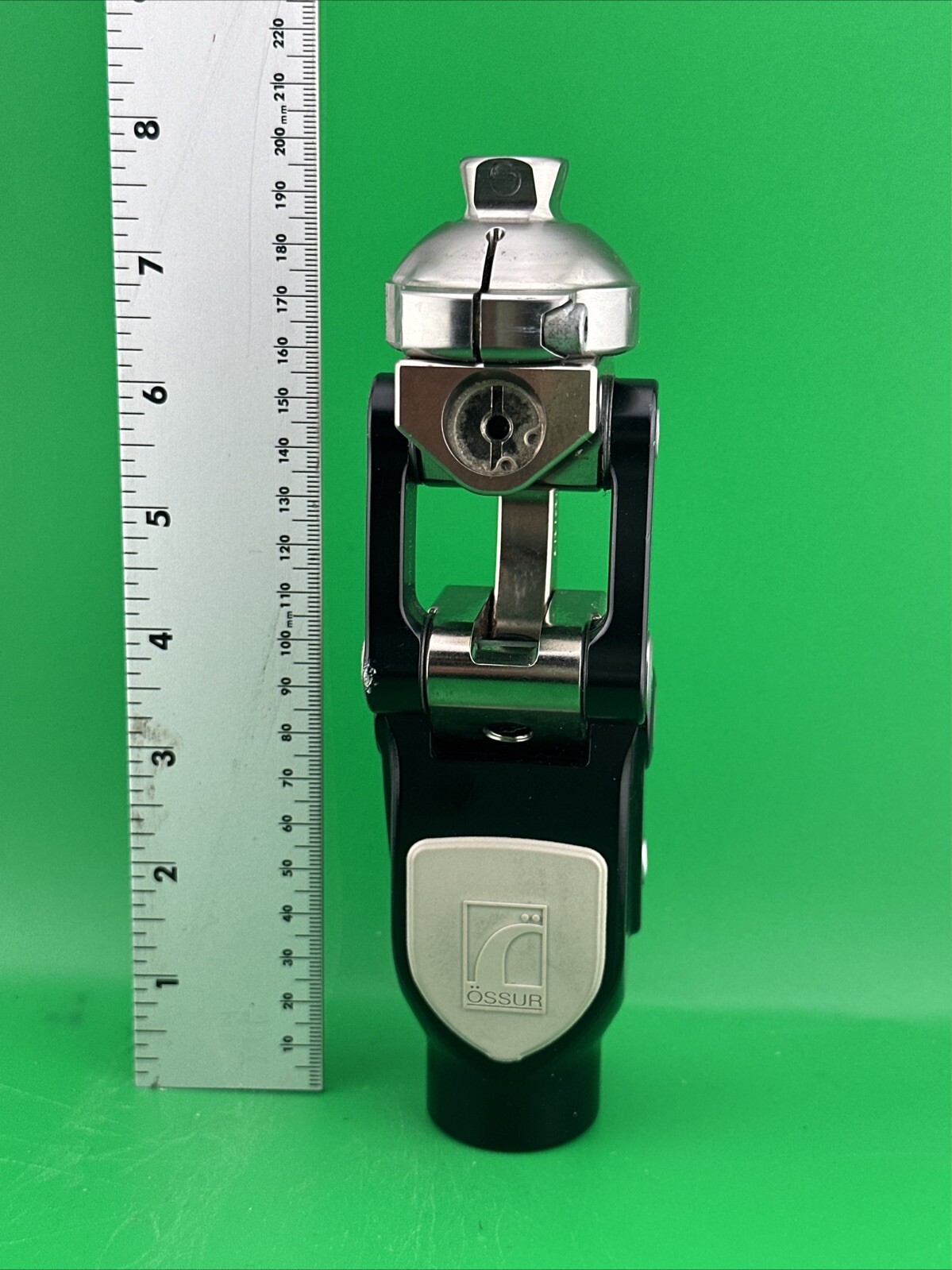 Ossur 1900 Prosthetic Knee. Comes W/ Pylon & Threaded Top Adapter