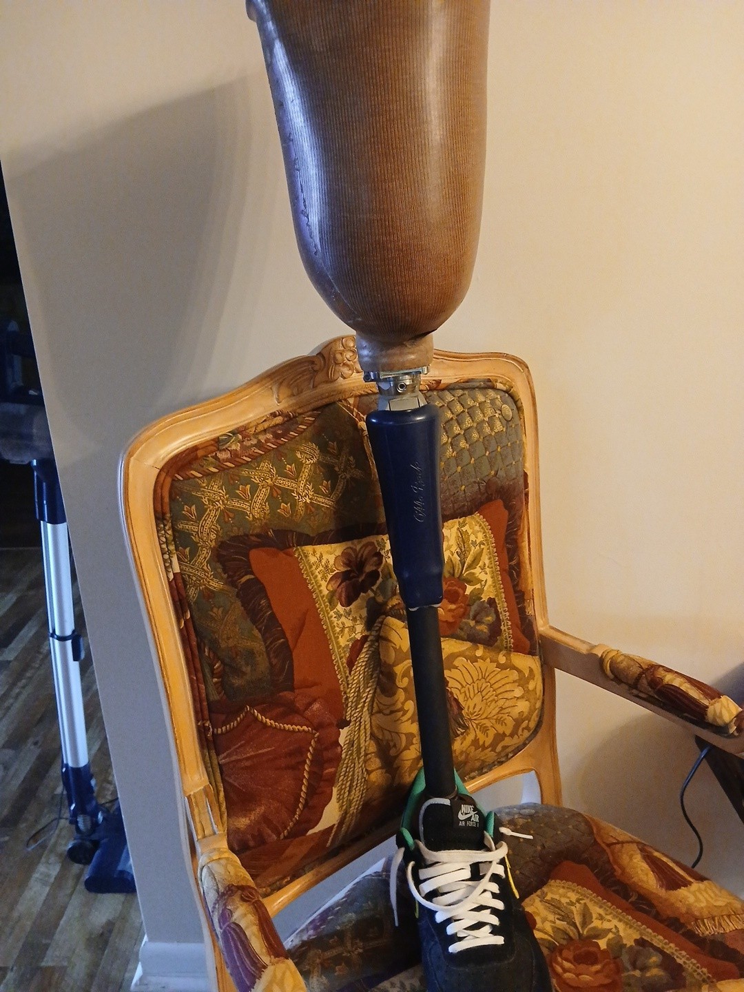 prosthetic leg above knee