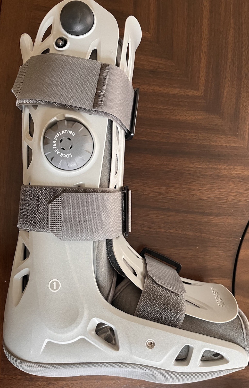 Aircast AirSelect Standard Walker Boot Size Medium Pneumatic Walking Cast.