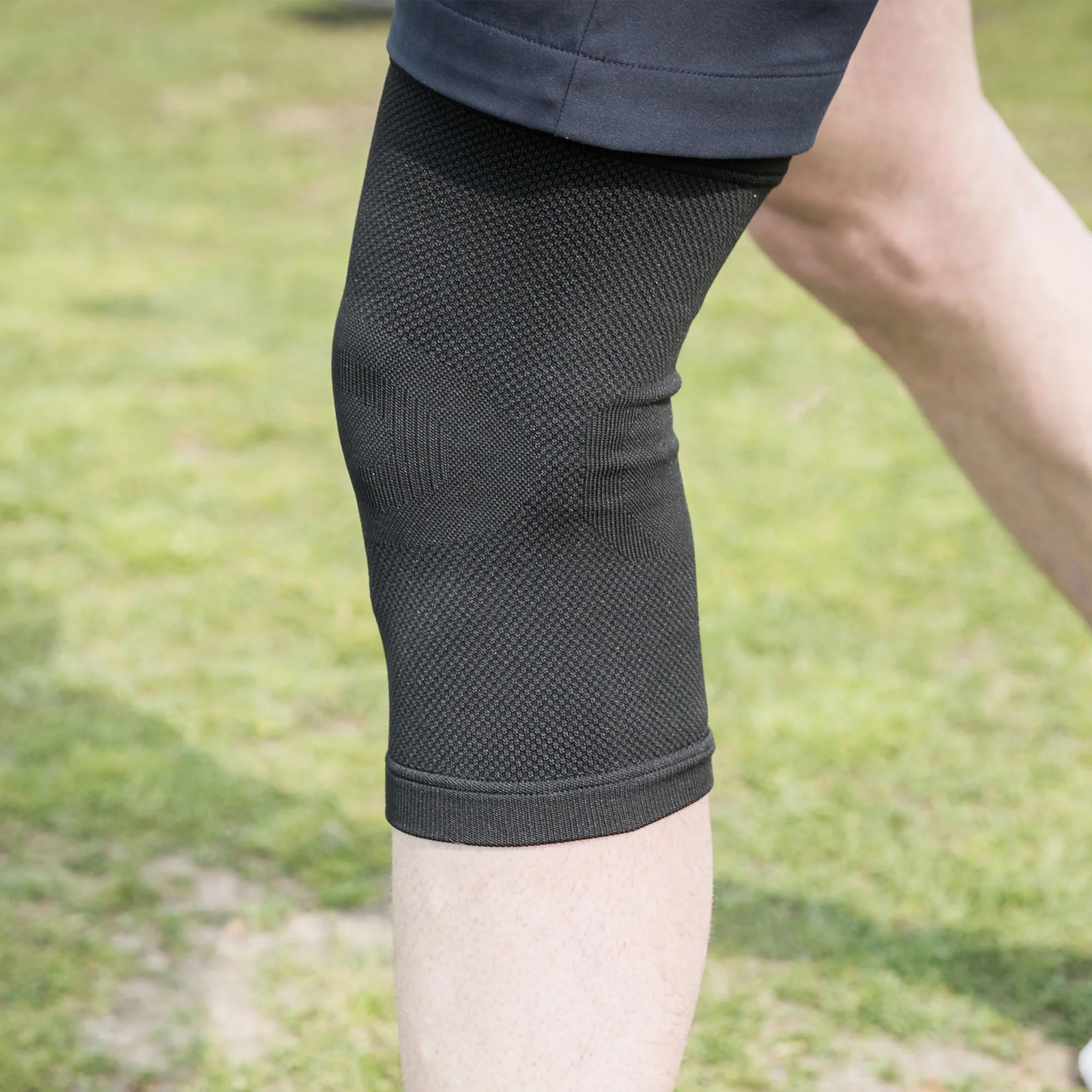Back on Track Physio Knee Brace 4-Way Stretch 1107 with Welltex Large, Black