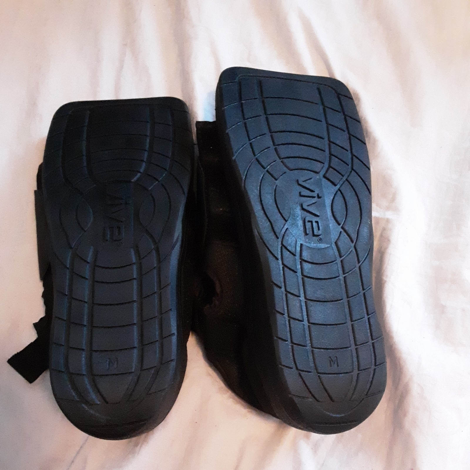 Vive Healing Shoes, Pair of Medical-Surgical Shoes, M, Black, Square Toe