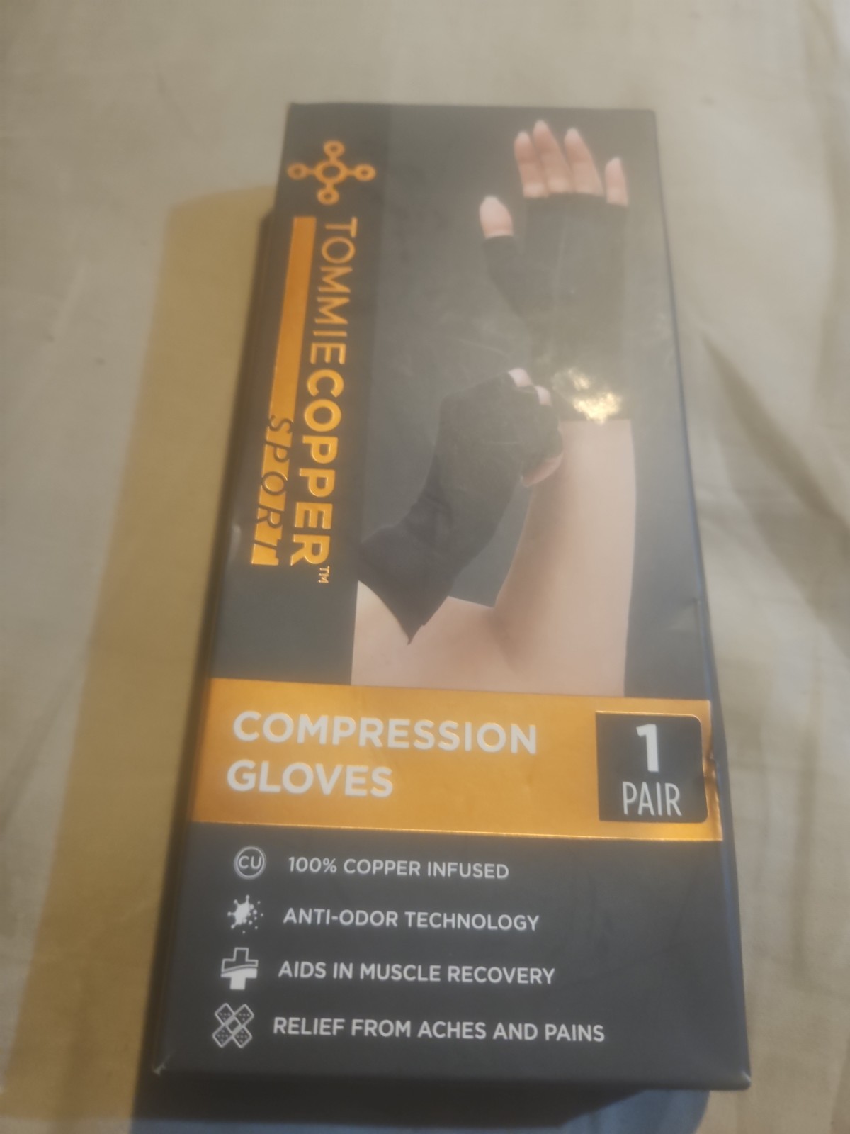 TOMMIE COPPER SPORT COMPRESSION GLOVES SMALL/MEDIUM – BLACK. NEW