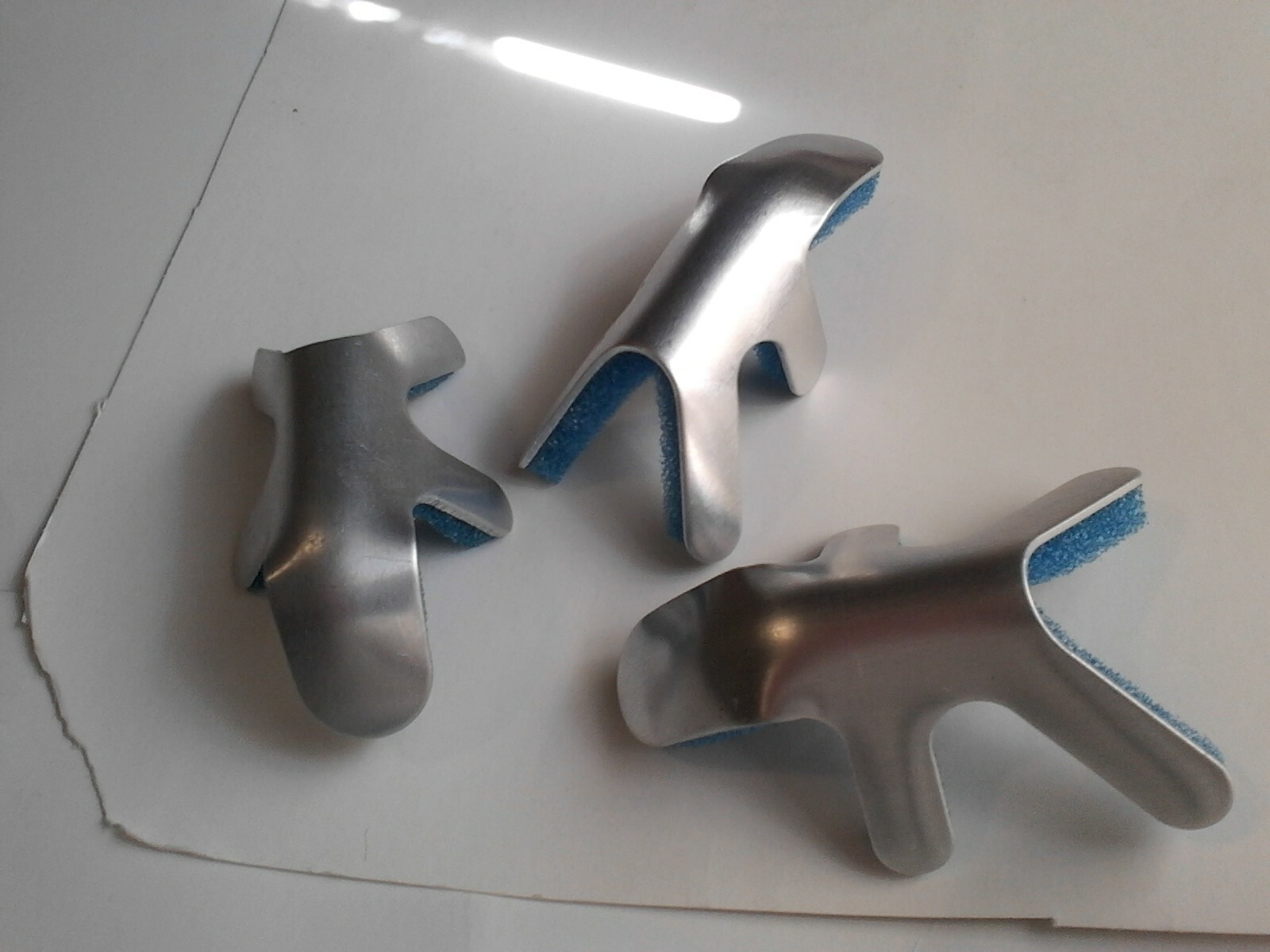 (Bundle!) 11 Frog/Toad Style Aluminum Finger Splints (Blue Foam) – (Never Used!)