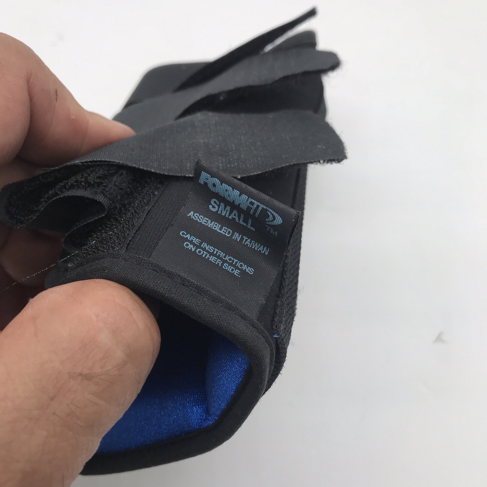 Formfit Small Adjustable Wrist Brace for Stabilization, Black/Blue