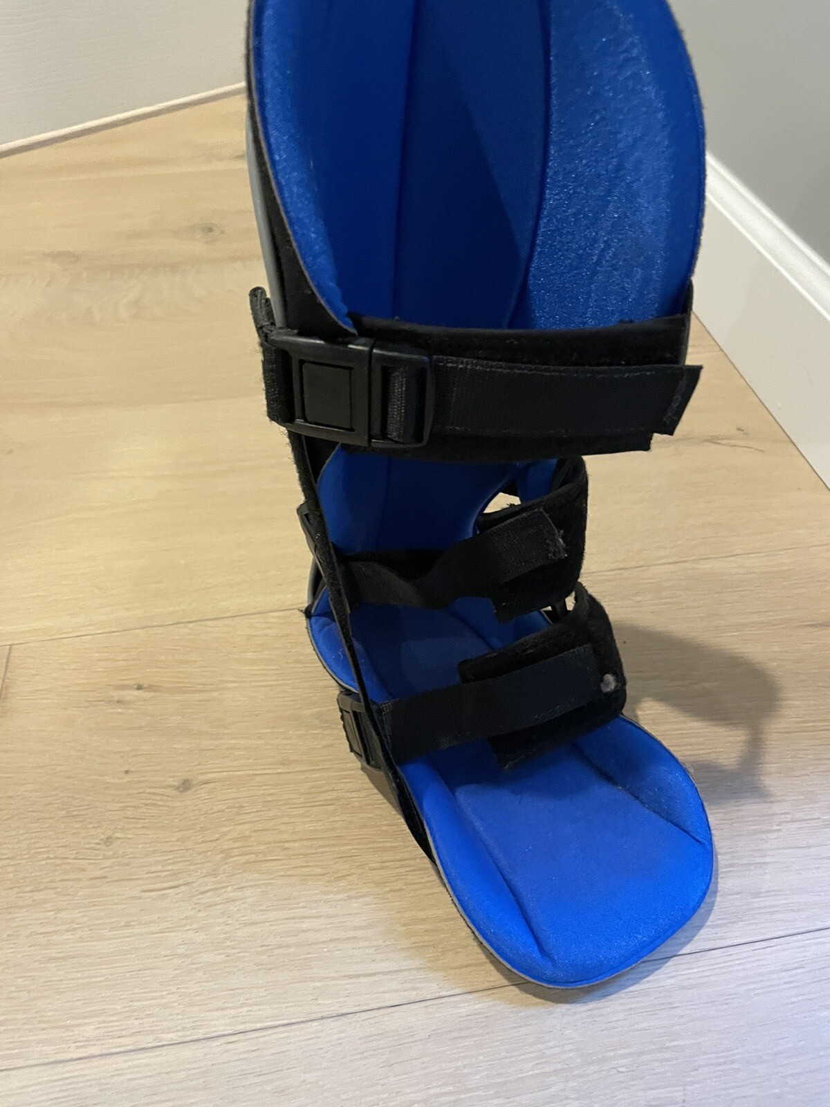 Royce Medical Walking boot. Size Medium. Pre-Owned.