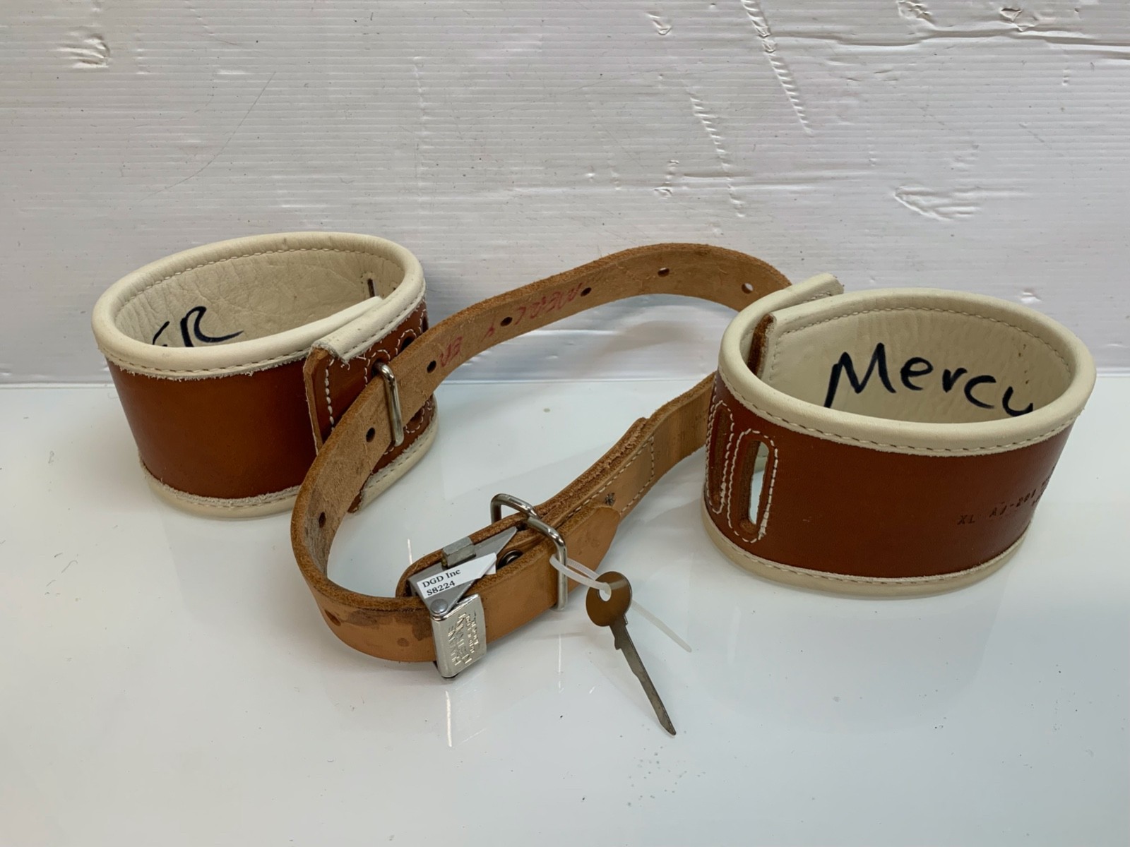 Humane Restraint XL AJ-201 With Short Leather Belt & Key S8224