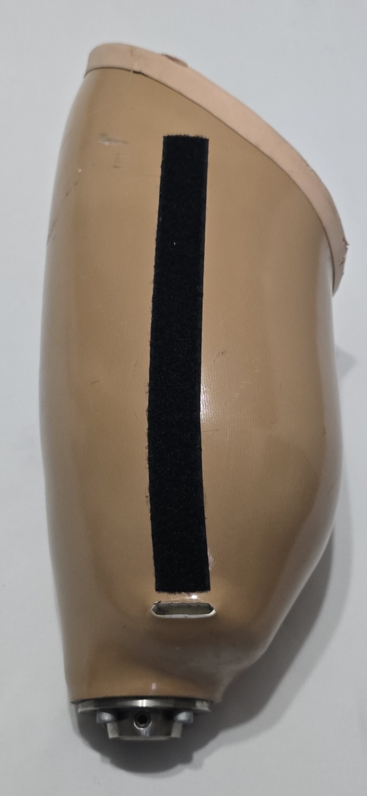 PROSTHETIC SOCKET CARBON FIBER LEFT LEG IN PERFECT CONDITION.