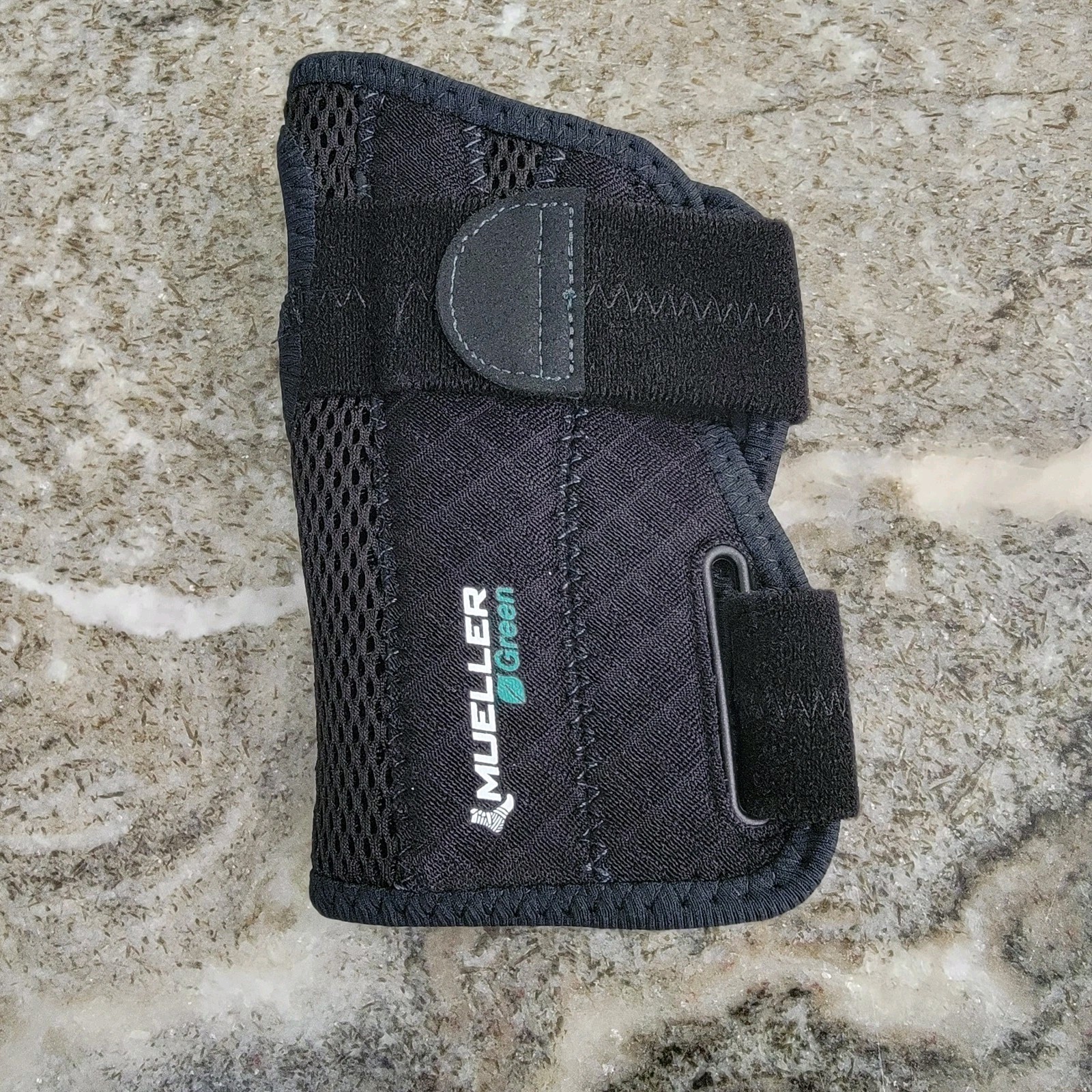 Mueller Sports Medicine Green Right Wrist Brace OSFM Black