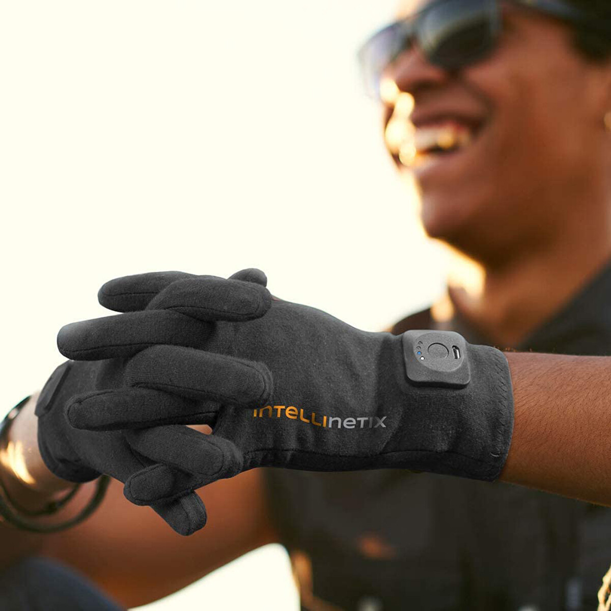 Intellinetix Vibrating Therapy Gloves – Increases circulation and reduces pain