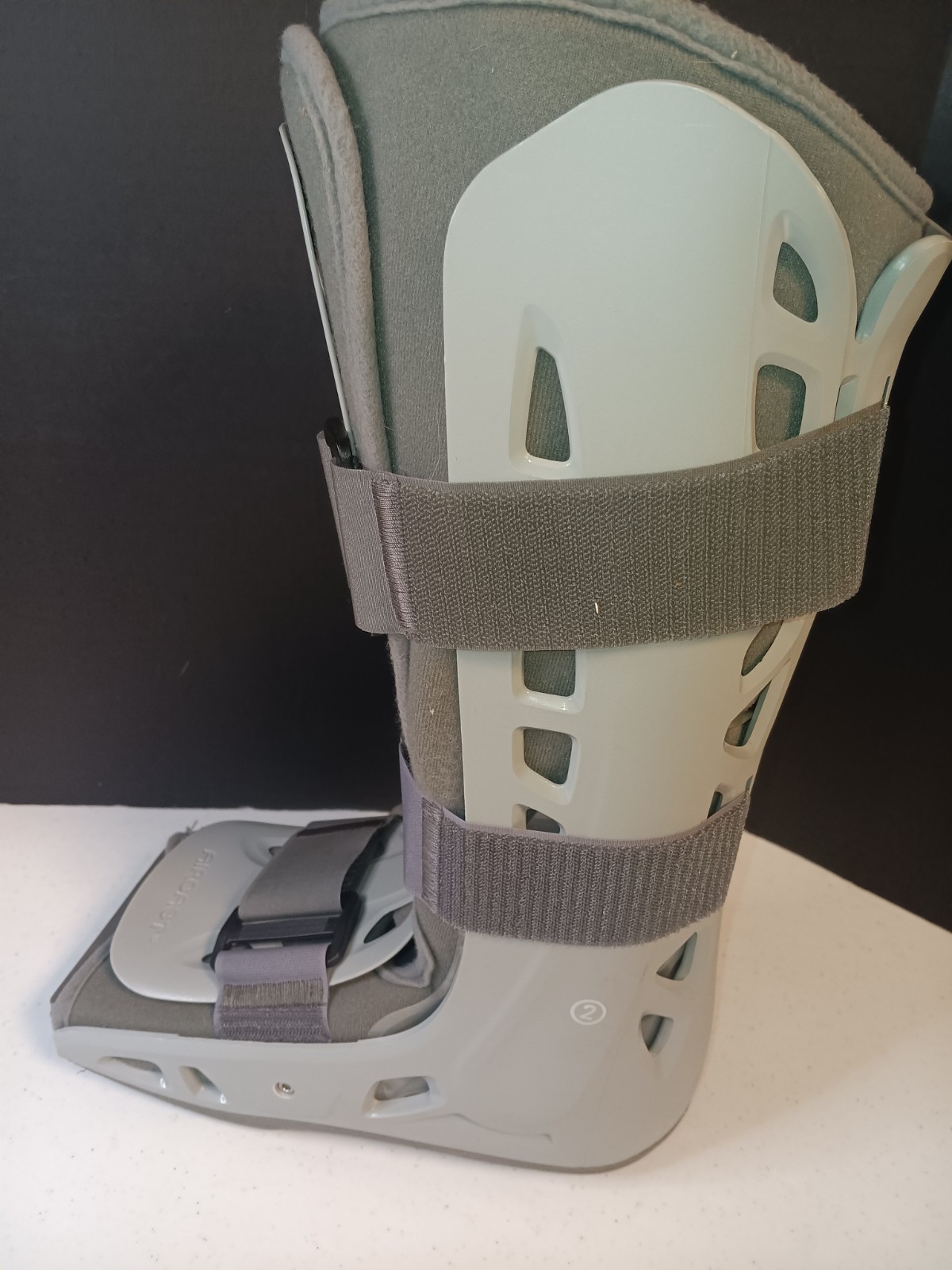 Aircast Softstrike Walking Boot Size Medium with Side Pump Inflation
