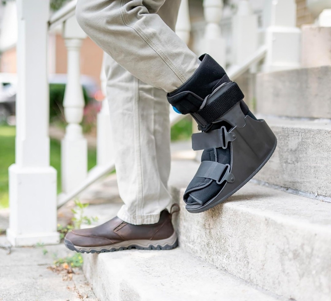 United Ortho Short Air Cam Walker Fracture Boot, Large, Black *Light Use*