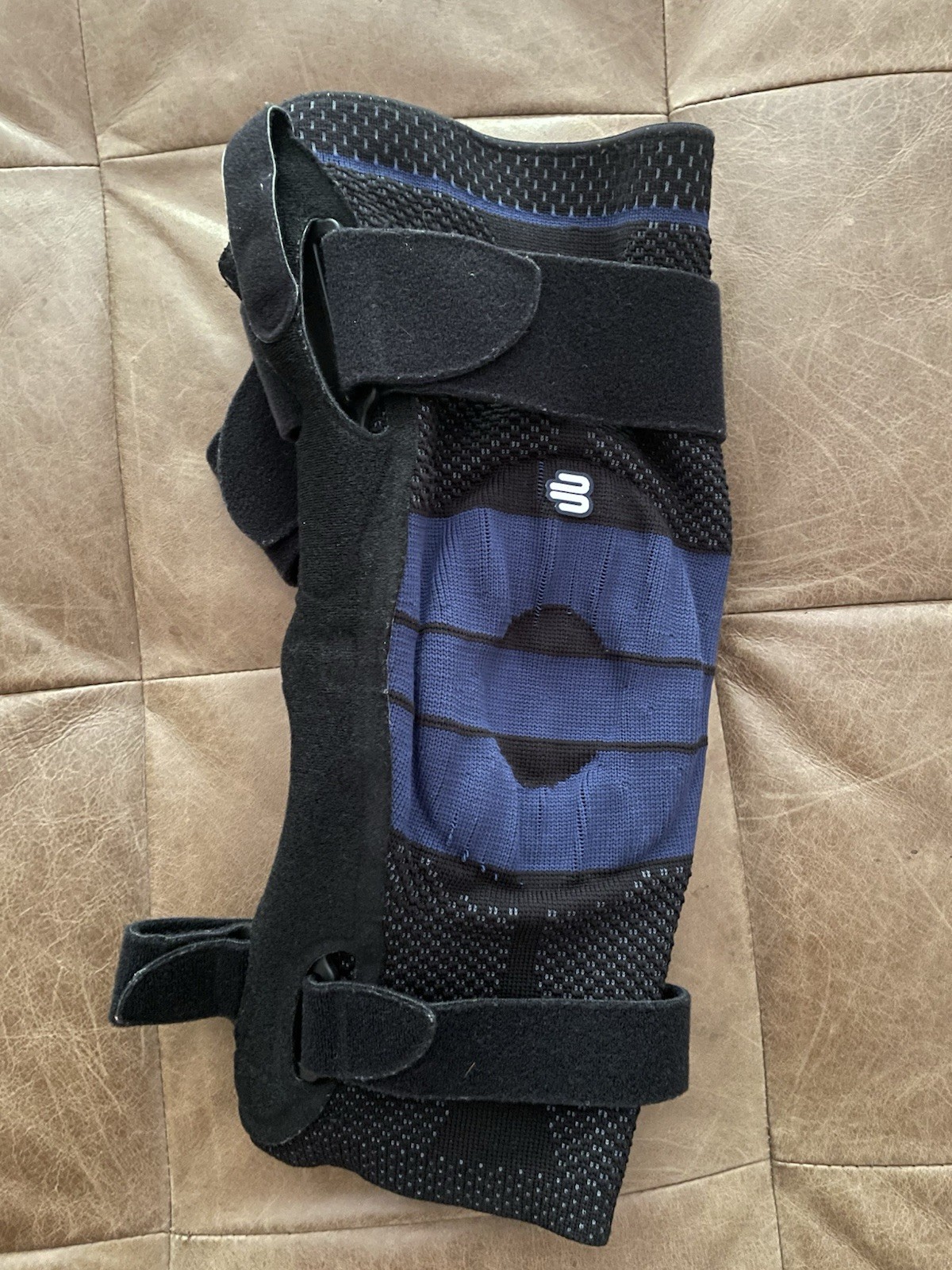 Bauerfeind Genutrain S Black/Blue Size 4 Right Knee