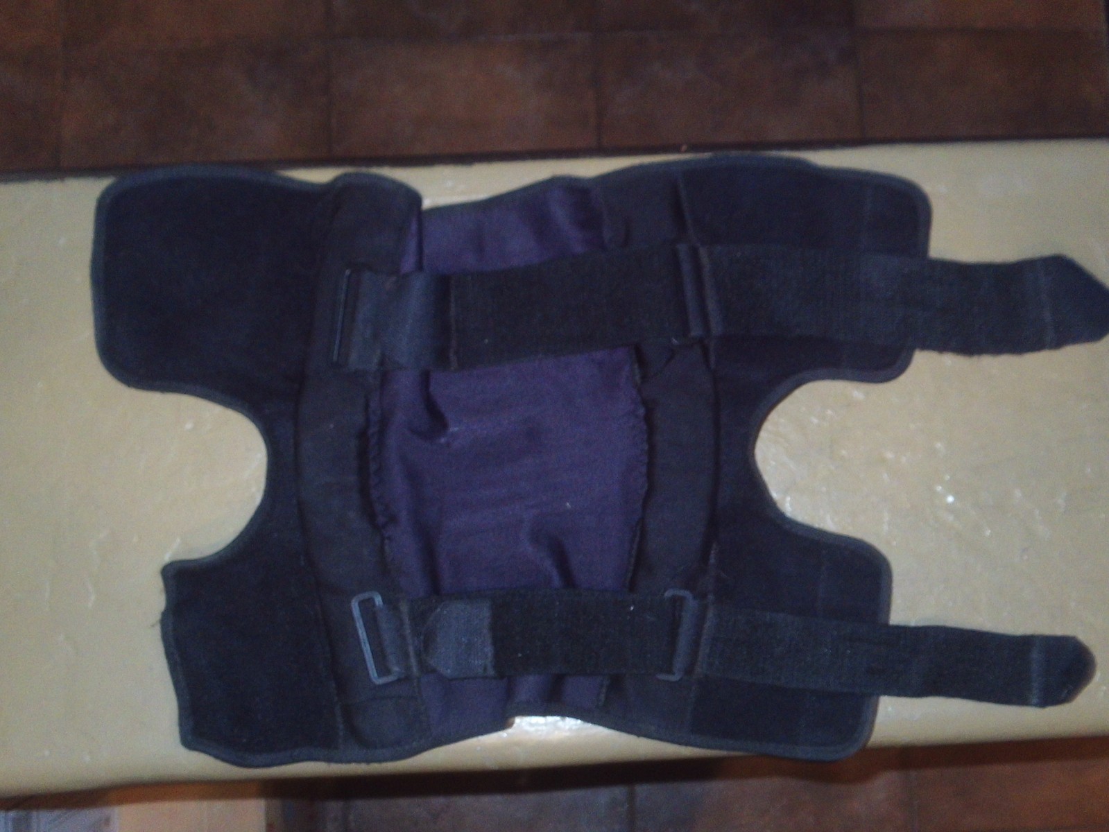 FOOTBALL KNEE BRACE BIOSKIN W/METAL SUPPORT RODS EXCELLENT COND. FREE SHIPPING