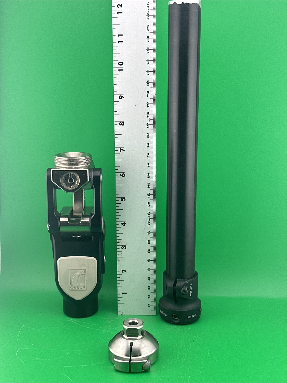 Ossur 1900 Prosthetic Knee. Comes W/ Pylon & Threaded Top Adapter