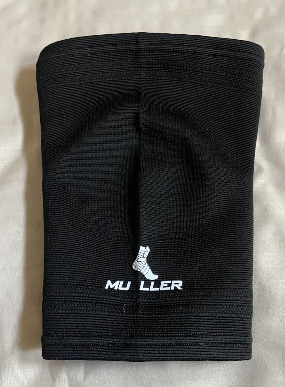 Adult Mueller Lightweight Knee Sleeve Support – Knee Circumference 18-20″