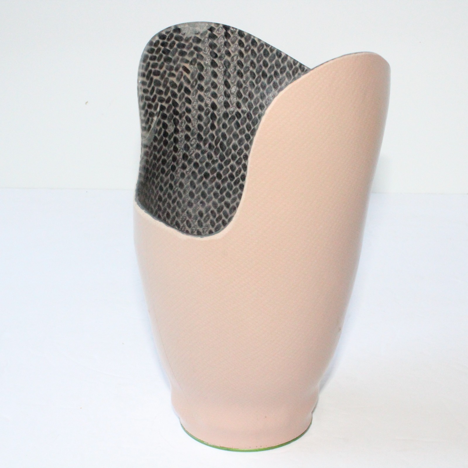 VERY NICE BELOW-KNEE PROSTHETIC SOCKET w/ EVOLUTION VMP-001 DISTAL BASE