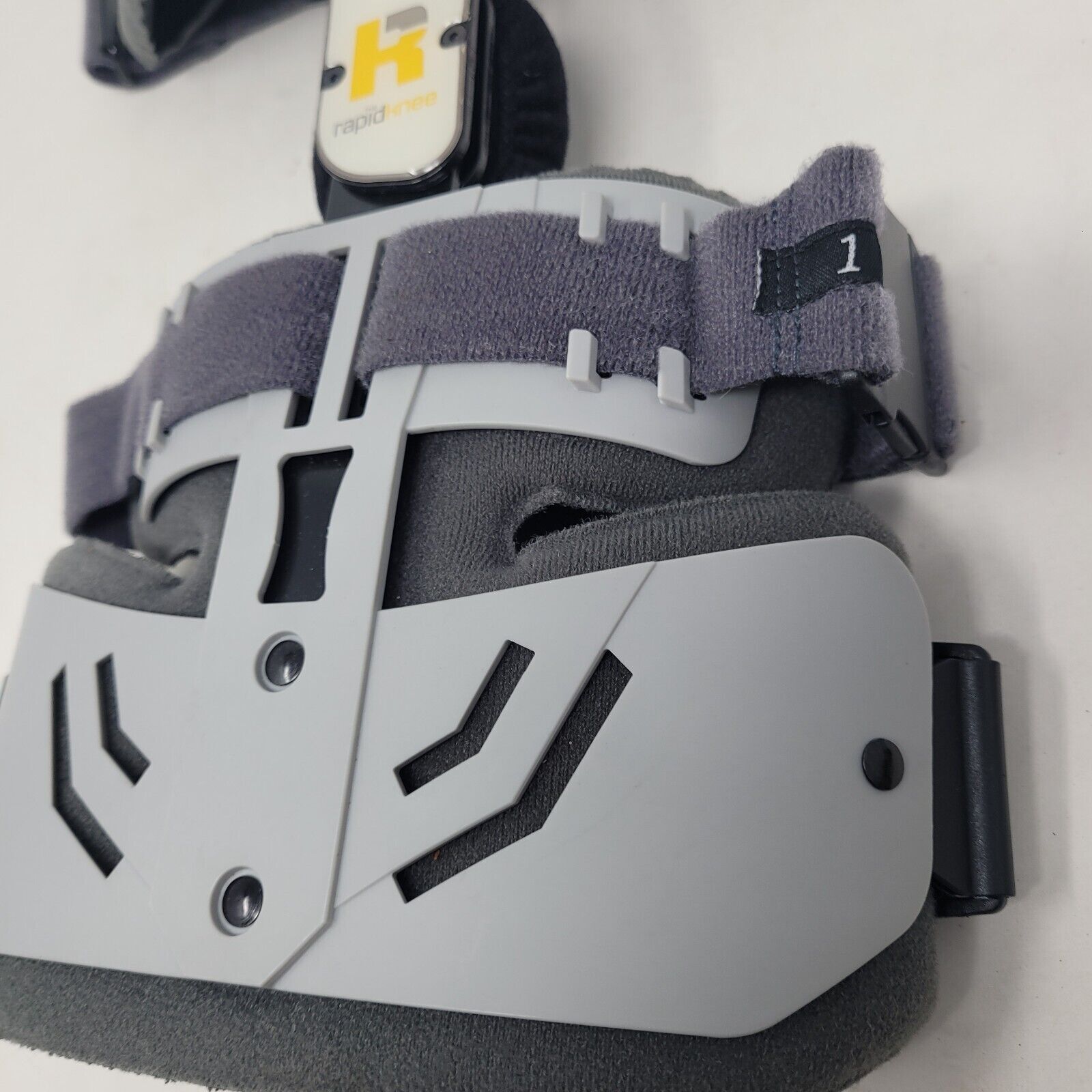 The Rapid Knee Brace OA, Right Silicone Padded, Adjustable Angles, Lightweight