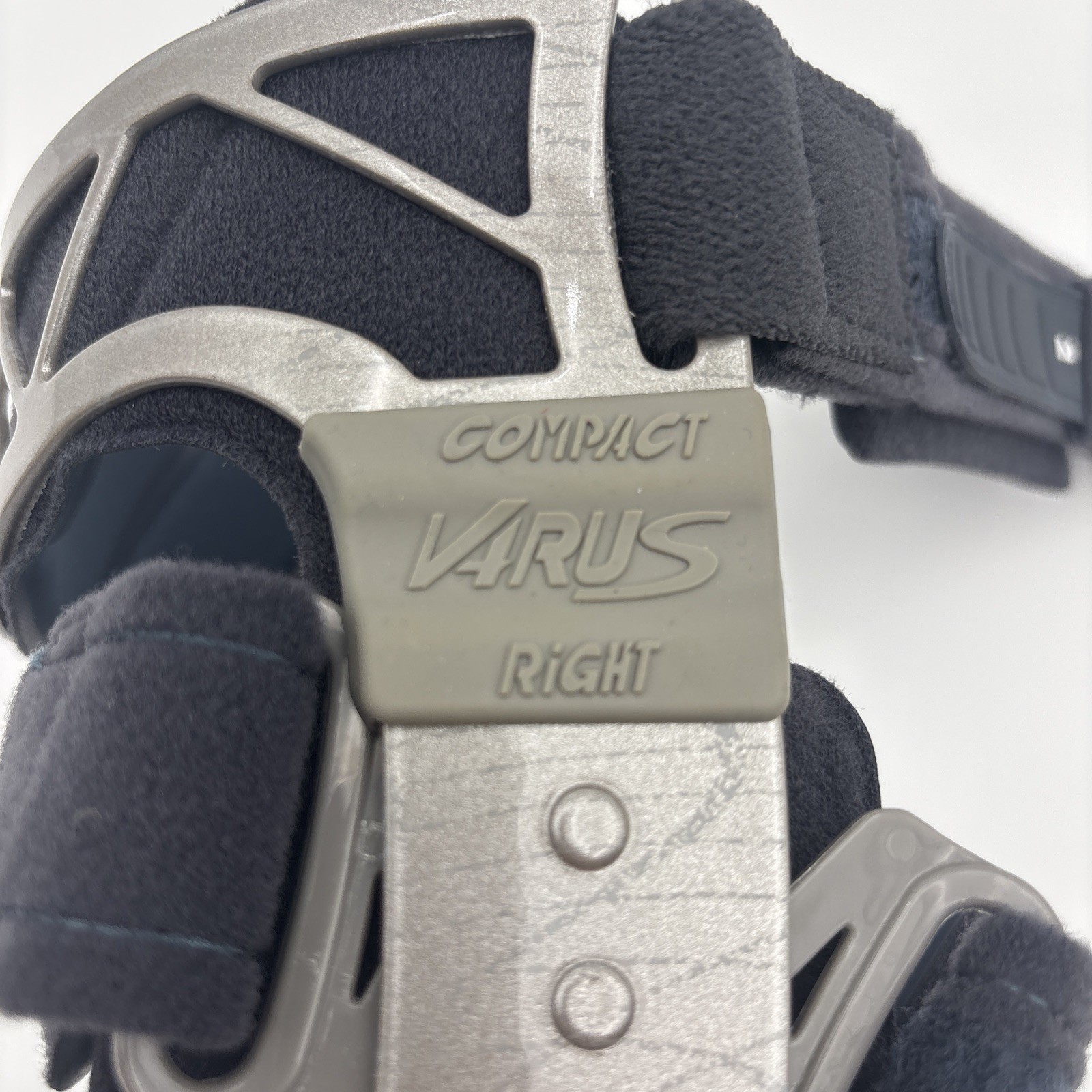 Medi M.4 OA Varus Right Small Compact Knee Brace Orthoarthritis Pain Relief
