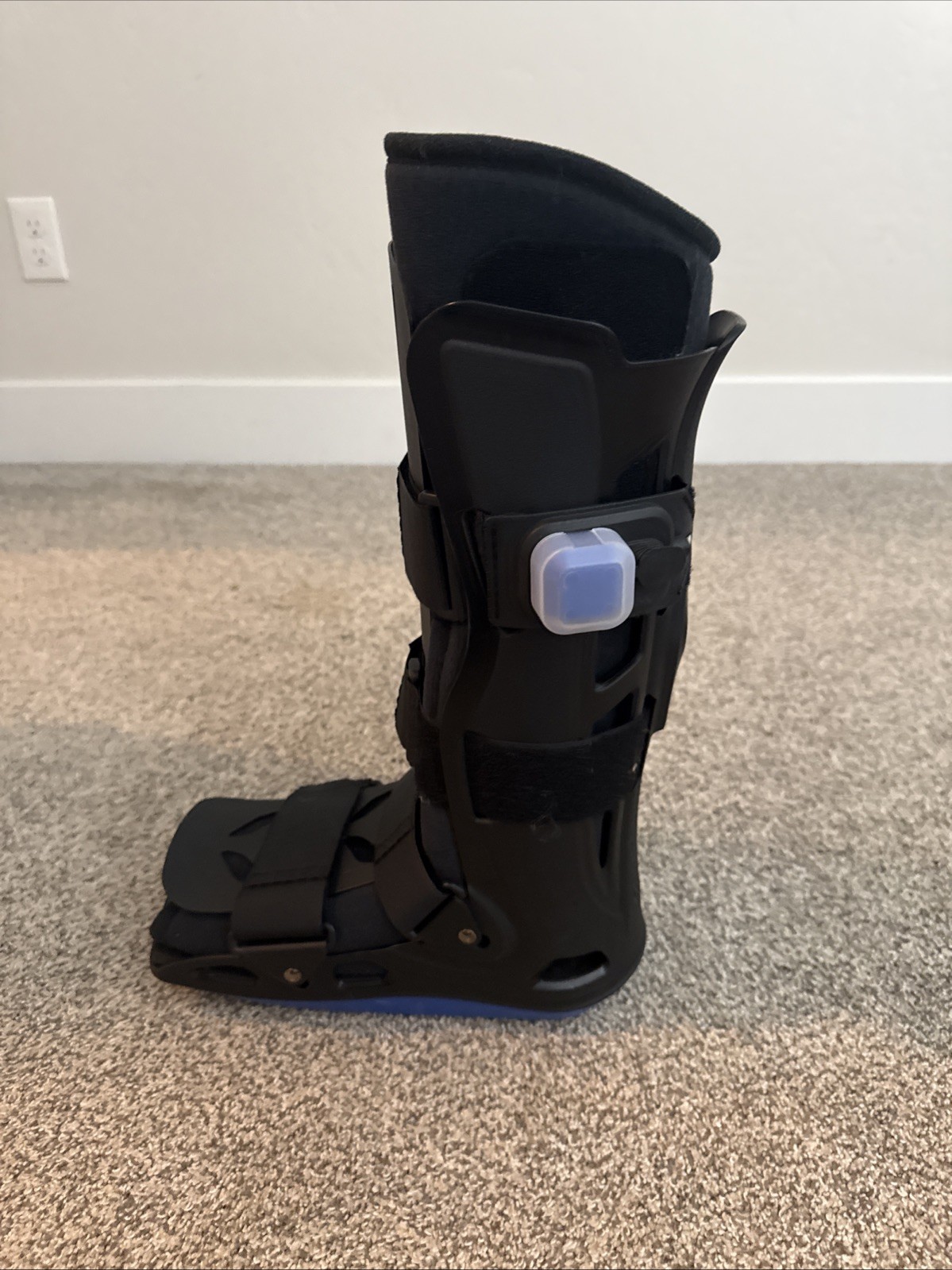 Advantage brand Medical Boot with extra comfort padding. Size Medium.