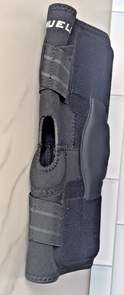 Hinged Knee Brace, Mueller, Self-Adjusting, Unisex, One size Fits All, Black New