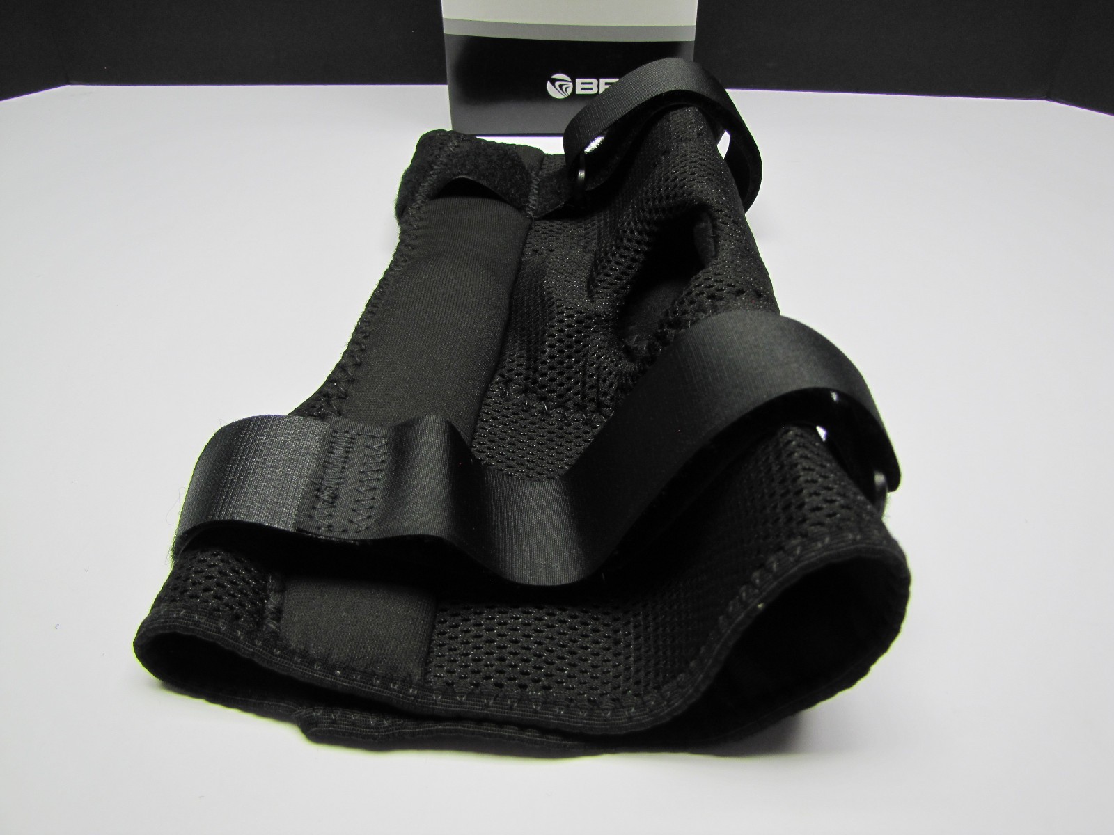 Breg Airmesh Economy Hinged Pull-On Knee Brace w Open Back – Large 21714