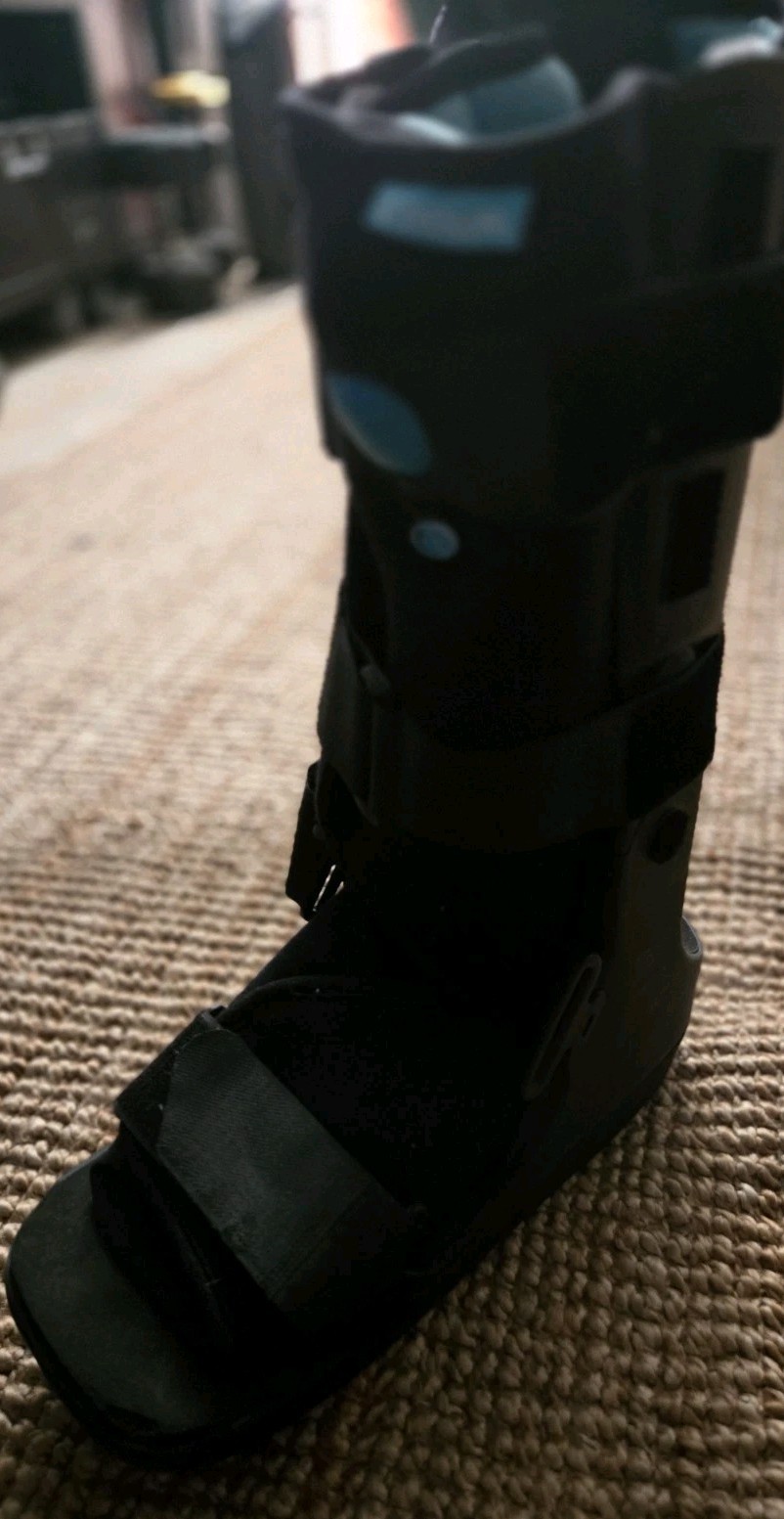 Össur Air Walker Boot Ossur® FormFit® Medium Size Left/Right Foot Adult *Used*