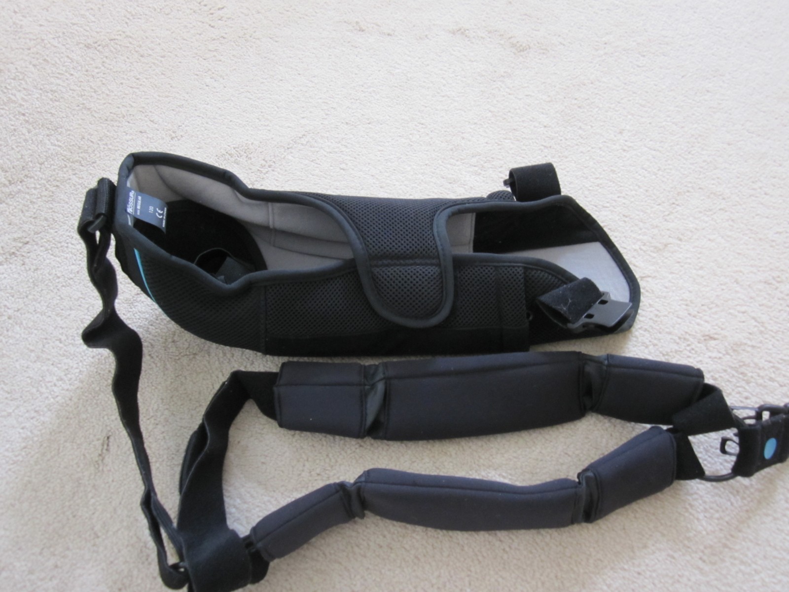 Össur Formfit Shoulder Brace Sling & External Rotation Pillow – Regular – EUC